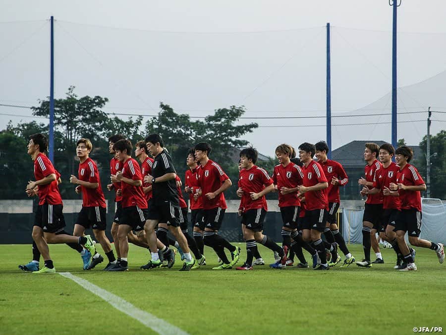 日本サッカー協会さんのインスタグラム写真 - (日本サッカー協会Instagram)「📸#U23日本代表 U-23カタール戦を翌日に控え最終調整 ・ #森保一 監督は第3戦に向け「毎回勝つためのメンバーで戦っている。コンディション、フィジカル、メンタル。第1戦、第2戦を受けて選手たちの今の状態を今日の練習を見て判断したい」とメンバー選考について語り、「第1戦、第2戦の悔しさを選手たちがピッチ内で表現してくれることを期待していますし、勝利することを考えてやっていきたいと思います」と話していました。 ・ 初勝利を目指す日本は15日(水)、グループステージ第3戦・U-23カタール代表戦を迎えます。試合は20:15(日本時間22:15)よりRajamangala Stadiumでキックオフ予定です。 ・ ――― 🏆AFC U-23選手権タイ2020（1/8～26） 1/9 1-2 U-23サウジアラビア🇸🇦 1/12 1-2 U-23シリア🇸🇾 1/15 22:15 🆚U-23カタール🇶🇦 📺テレビ朝日系列/NHK BS1 👉大会情報はJFA.jpへ #daihyo #U23日本代表 #AFCU23 ―――」1月15日 15時16分 - japanfootballassociation