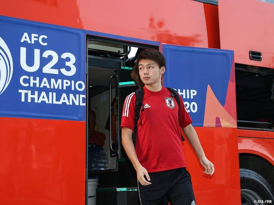 日本サッカー協会さんのインスタグラム写真 - (日本サッカー協会Instagram)「📸#U23日本代表 U-23カタール戦を翌日に控え最終調整 ・ #森保一 監督は第3戦に向け「毎回勝つためのメンバーで戦っている。コンディション、フィジカル、メンタル。第1戦、第2戦を受けて選手たちの今の状態を今日の練習を見て判断したい」とメンバー選考について語り、「第1戦、第2戦の悔しさを選手たちがピッチ内で表現してくれることを期待していますし、勝利することを考えてやっていきたいと思います」と話していました。 ・ 初勝利を目指す日本は15日(水)、グループステージ第3戦・U-23カタール代表戦を迎えます。試合は20:15(日本時間22:15)よりRajamangala Stadiumでキックオフ予定です。 ・ ――― 🏆AFC U-23選手権タイ2020（1/8～26） 1/9 1-2 U-23サウジアラビア🇸🇦 1/12 1-2 U-23シリア🇸🇾 1/15 22:15 🆚U-23カタール🇶🇦 📺テレビ朝日系列/NHK BS1 👉大会情報はJFA.jpへ #daihyo #U23日本代表 #AFCU23 ―――」1月15日 15時16分 - japanfootballassociation