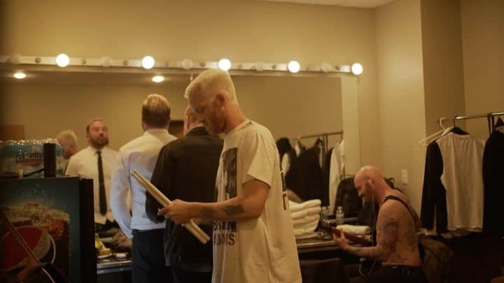 ジョン・フェルドマンのインスタグラム：「Thank you @calebalvarezz for making this epic recap video of our St. Louis/Denver shows SO MUCH FUN!! @mikeherreratd @moonvaljeanhere @nickgross @charliepaulson @reedaretheunion」
