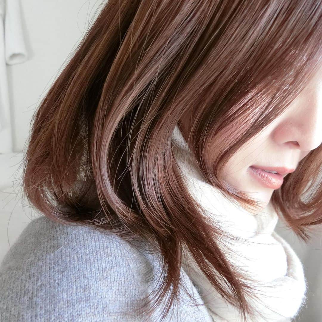 東紗友美さんのインスタグラム写真 - (東紗友美Instagram)「今にも透けそうな、淡く、柔らかく、明るい栗色。 ノー加工。デジカメでこの写真は、撮ってます📷✨ トリートメントで、さらに一番好きな髪の雰囲気に。 ちかくにいたら、触れたくなる感じ。 娘がわたしの髪で遊ぶのが好きだから喜ぶかな❤️ @yusuke.hoshino.1105  アネッロの星野さんのところでシャンプーの福袋を購入したら、これがまたとっても良くて。福袋でちょっとよいシャンプーandコンディショナーを揃えるのにハマりそう。 ・ ・ 新年に新調したリップはアーモンドホイップ色。顔だちがはっきり見えるカラーではないけれど、とっても優しい顔立ちに見せてくれる色。 ただでさえ寒い冬は、お会いしたときに心があたたまるような存在感に近づける優しい印象をもたらしてくれるアイテムが好きです。 @ipsa_jp  今年は新しいことをはじめたいなぁ。はじめよう。又、報告させてください✨ #表参道　#美容室　#コスメ #イプサ　#リップカラー　# コスメレポ #グローバルミルボン」1月15日 15時26分 - higashisayumi