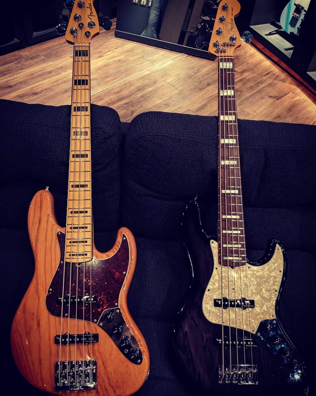 亜沙さんのインスタグラム写真 - (亜沙Instagram)「修理していたFenderが戻ってきました。 左は最新モデルのアメリカンウルトラシリーズだそうです。ピックアップとプリアンプを交換。カレンダーも頂いてしまった。ありがとうございました！」1月15日 15時38分 - asa.bassist