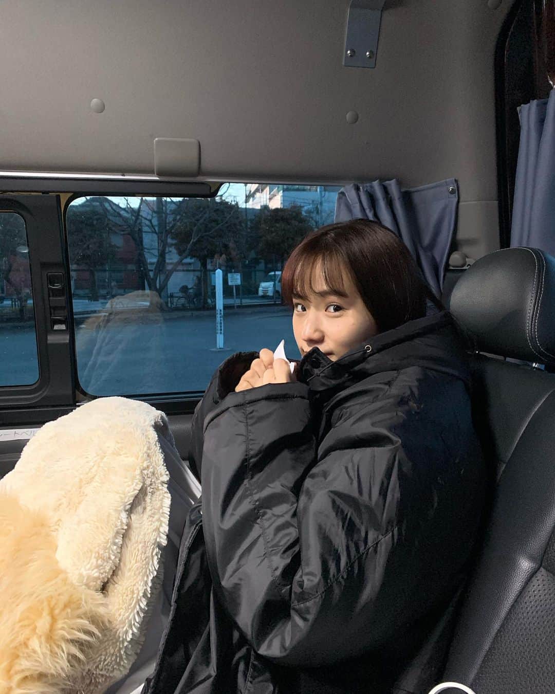 秋山ゆずきのインスタグラム：「. . 寒くて鼻真っ赤になりながら 撮影中です！ 楽しくてずっと笑ってます🌸 公園で子供達に沢山声かけられて 嬉しかったです🥰 カメ止め見てくれたらしい🥰 後半戦も頑張ります！ #寒い」