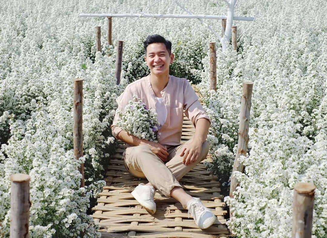 アイス・サランユーのインスタグラム：「ขอมอบดอกไม้ ในสวน นี้เพื่อมวล ประชา 🌼🌼🌼 #ไม่ร้อน #สะกดจิต #สวนดอกไม้ลุงลพ  #แม่ริม #เชียงใหม่ #เที่ยวทั่วไทยกับไอซ์ศรัณยู」