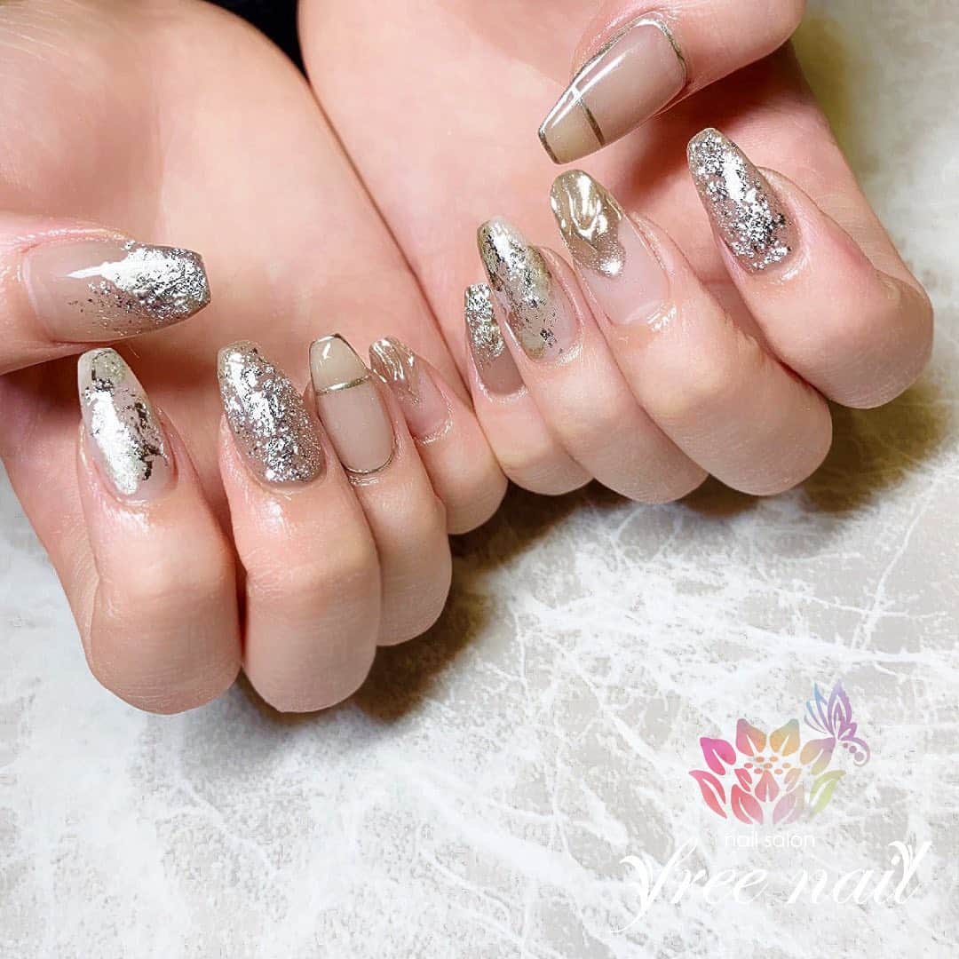 free nail フリーネイルのインスタグラム：「. お客様ネイル💅🏻❄️ . クリアシルバーネイル⛄️ . 人気のスクエアロング🌟 . スワイプして動画も見てね⇨☝︎🎬✨ . ご来店ありがとうございました🙇🏻‍♀️🙇🏻‍♀️🙇🏻‍♀️💗 . #ネイルアート #ジェルネイル #ネイルサロン #大阪ネイルサロン #ネイルデザイン #ネイルチェンジ #ホイルネイル #ミラーネイル #クリアネイル #シルバーネイル #デザインネイル #トレンドネイル #シンプルネイル #大人ネイル #スクエアロング #ロングネイル #スクエアネイル #冬ネイル #winternails #nailsart #nailsdid #美甲 #日式美甲 #日式美甲胶 #日本美甲师 #日本美甲老师 #美甲上课 #日本胶 #フリーネイル #freenail」