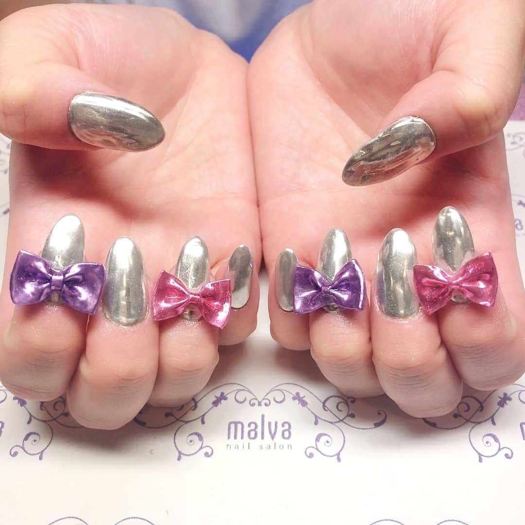 nailsalon malva（ネイルサロンマルヴァ）さんのインスタグラム写真 - (nailsalon malva（ネイルサロンマルヴァ）Instagram)「キャンペーン追加❤︎⠀ 【パーツ＆シール224】⠀ ⠀ malvaオリジナルのmalvaリボン⑅⠀ ミラーネイルと合わせて〜⠀ ⠀ ⠀ 𝐬𝐰𝐢𝐩𝐞で動画もご覧ください☺︎⠀ ⠀ ❄︎ .·˖❄︎⋆⋆｡˚ ❄︎* .·˖⡱❄︎｡⋆｡˚❄︎ .·˖❄︎⠀ ⠀ ♥ 𝐧𝐚𝐢𝐥 𝐬𝐚𝐥𝐨𝐧 𝐦𝐚𝐥𝐯𝐚 ♥⠀ ⠀ ⠀ ご予約はLINEから⠀ LINE ID→《@malvaで検索🔍》⠀ ⠀ キャンペーンネイル・料金表は⠀ HPからご覧ください✯*･ :.｡⠀ ▶︎http://www.malvanail.com/sp/⠀ ⠀  #malva#nailsalonmalva#ネイル#nail#nailart#naildesign#nailstagram#beautysalonmalva#gel#ミラーネイル#ネイルデザイン#原宿ネイル#ハンドメイド#リボン#森絵里香#malvaネイル#お洒落ネイル#ネイリスト募集#美甲#fashion#冬ネイル#네일#젤네일#甲油#指甲#beauty#エニシーグローパック正規取扱店#エニシーグローパック#リアムール正規取扱店#エキスパートローション」1月15日 16時00分 - malva_nail