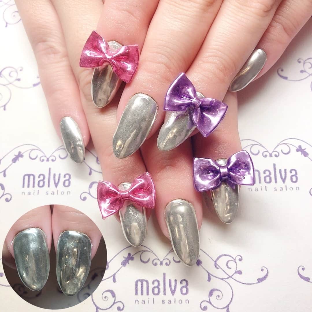 nailsalon malva（ネイルサロンマルヴァ）さんのインスタグラム写真 - (nailsalon malva（ネイルサロンマルヴァ）Instagram)「キャンペーン追加❤︎⠀ 【パーツ＆シール224】⠀ ⠀ malvaオリジナルのmalvaリボン⑅⠀ ミラーネイルと合わせて〜⠀ ⠀ ⠀ 𝐬𝐰𝐢𝐩𝐞で動画もご覧ください☺︎⠀ ⠀ ❄︎ .·˖❄︎⋆⋆｡˚ ❄︎* .·˖⡱❄︎｡⋆｡˚❄︎ .·˖❄︎⠀ ⠀ ♥ 𝐧𝐚𝐢𝐥 𝐬𝐚𝐥𝐨𝐧 𝐦𝐚𝐥𝐯𝐚 ♥⠀ ⠀ ⠀ ご予約はLINEから⠀ LINE ID→《@malvaで検索🔍》⠀ ⠀ キャンペーンネイル・料金表は⠀ HPからご覧ください✯*･ :.｡⠀ ▶︎http://www.malvanail.com/sp/⠀ ⠀  #malva#nailsalonmalva#ネイル#nail#nailart#naildesign#nailstagram#beautysalonmalva#gel#ミラーネイル#ネイルデザイン#原宿ネイル#ハンドメイド#リボン#森絵里香#malvaネイル#お洒落ネイル#ネイリスト募集#美甲#fashion#冬ネイル#네일#젤네일#甲油#指甲#beauty#エニシーグローパック正規取扱店#エニシーグローパック#リアムール正規取扱店#エキスパートローション」1月15日 16時00分 - malva_nail