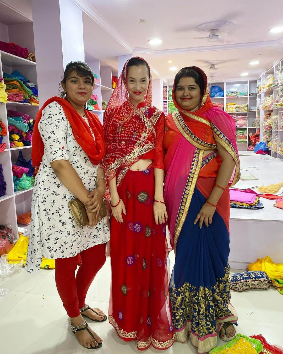 水原希子 さんのインスタグラム写真 - (水原希子 Instagram)「@brasute_hulu 🌏🚶🏻‍♀️❣️ My first time wearing Sari🥻💖 These two lovely ladies dressed me in sari and also did my makeup as well! it was a grate experience ❤️ 人生で初めてサリーを着ました！ ジョードプルで出会った可愛い２人の女の子に着せてもらって、２人が絶対赤のリップがいい！って言ってお化粧もしてくれたよ❤️ インドに着いてから、街ですれ違う人々の様々な模様のサリーから目が離せない程、夢中になっちゃったから、実際に着せて頂けて凄く嬉しかったです❤️ 最後の写真は今までの人生の中で1番美味いラッシーを飲んで、ご満悦の様子😋また飲みたいー！！！ ブラ捨てで沢山初めての体験したなぁ💭 @hulu_japan  #ブラを捨て旅に出よう  #kikosinfinitejourney」1月15日 16時01分 - i_am_kiko