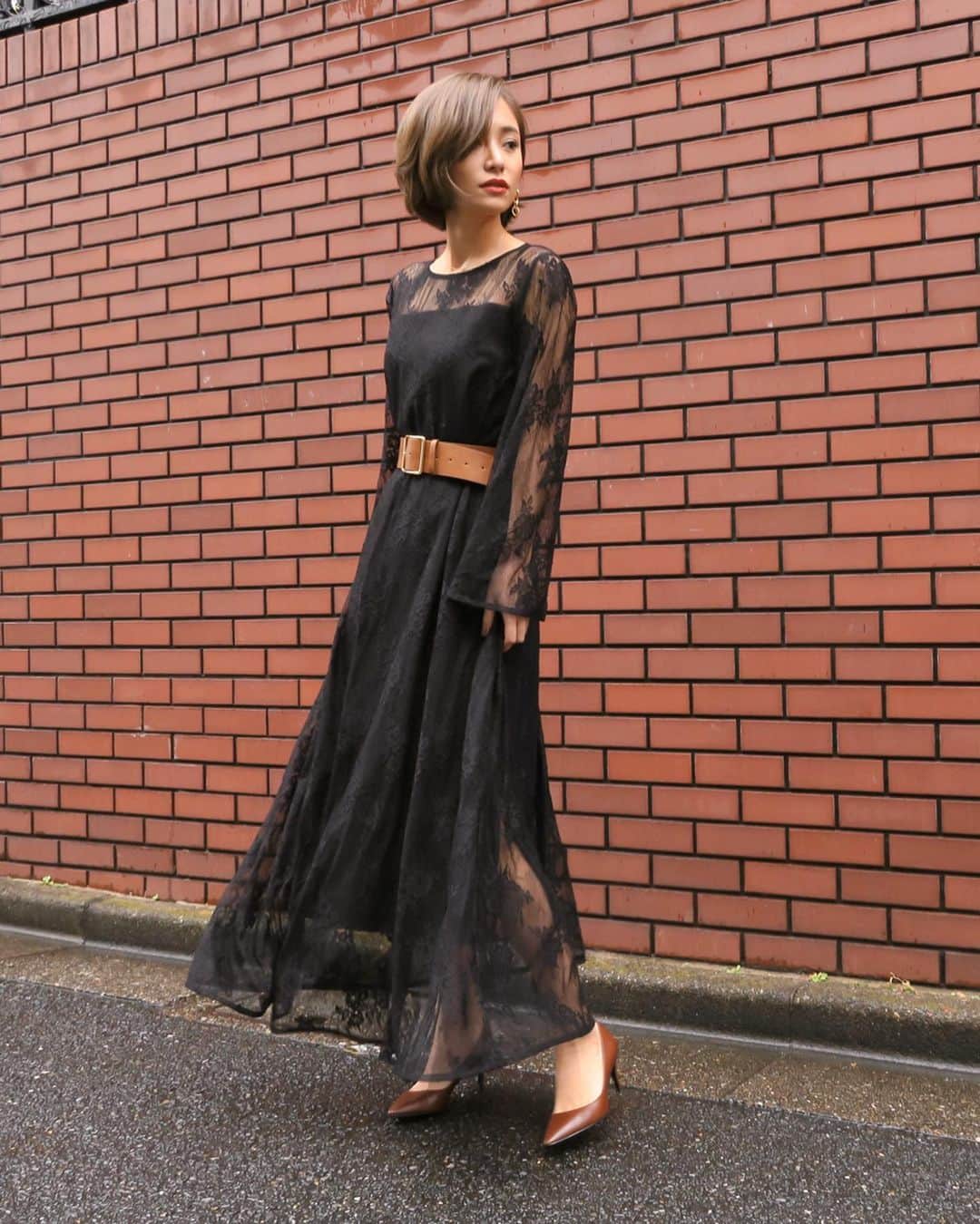 宮本沙恵さんのインスタグラム写真 - (宮本沙恵Instagram)「来週発売のレースドレス🤎 ベルト付で、デイリーにもパーティーにもおすすめです🍽🌿 . 袖をフレアにして、用尺もたっぷり使いました❤︎ #myshawty#dress#daydress」1月15日 16時18分 - saebi