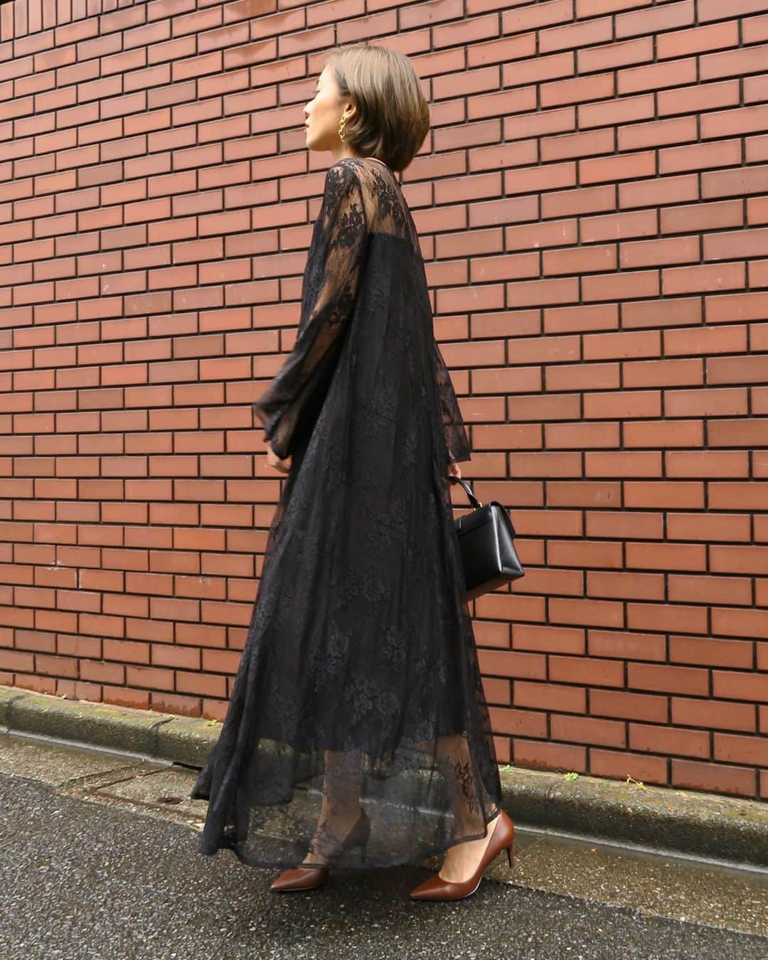 宮本沙恵さんのインスタグラム写真 - (宮本沙恵Instagram)「来週発売のレースドレス🤎 ベルト付で、デイリーにもパーティーにもおすすめです🍽🌿 . 袖をフレアにして、用尺もたっぷり使いました❤︎ #myshawty#dress#daydress」1月15日 16時18分 - saebi
