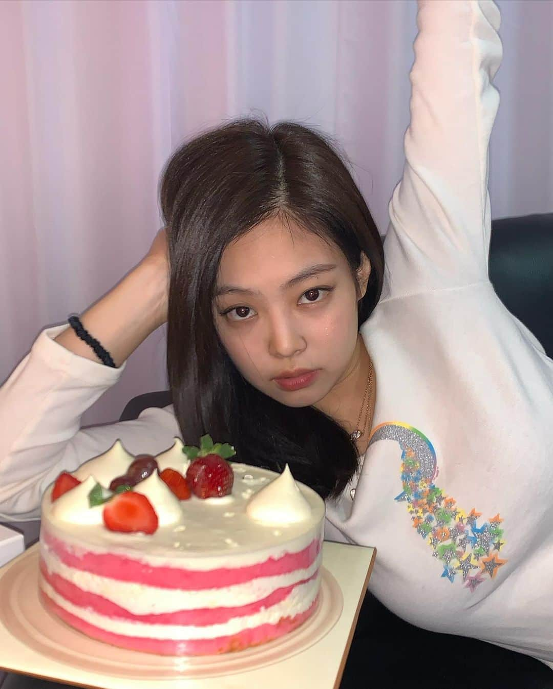 ジェニーさんのインスタグラム写真 - (ジェニーInstagram)「Pre birthday cake by @blackpinkofficial 🖤💖」1月15日 16時26分 - jennierubyjane