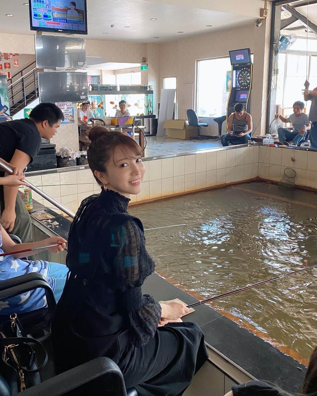 麻亜里さんのインスタグラム写真 - (麻亜里Instagram)「台湾でした海老の釣り🦐 泳いでいる時は青い海老で見た目は”！！！”となるのですが 焼いていただいたら みそたっぷりで美味しかったです🥺🙏 さっき生きていたんだ…と、命に感謝。  釣りなんて何年ぶりだろうか〜〜 最初は釣れなくてふてくされていましたが（笑）徐々にコツを掴んで最終的には3尾連れました👍🏻✨ 釣り楽しい🥳 .  #walkingstreettaiwan#kaohsiung #taiwan#taiwanintagram#taiwantravel#japanesegirl#台湾#台湾旅行#高雄#高雄旅行#taiwantrip#旅行好き#海外旅行#旅スタグラム#trip#tripgram#タビジョ #kaohsiung#kaohsiungtrip#kaohsiungtravel#海老#釣り#海老釣り」1月15日 16時26分 - maari.0108