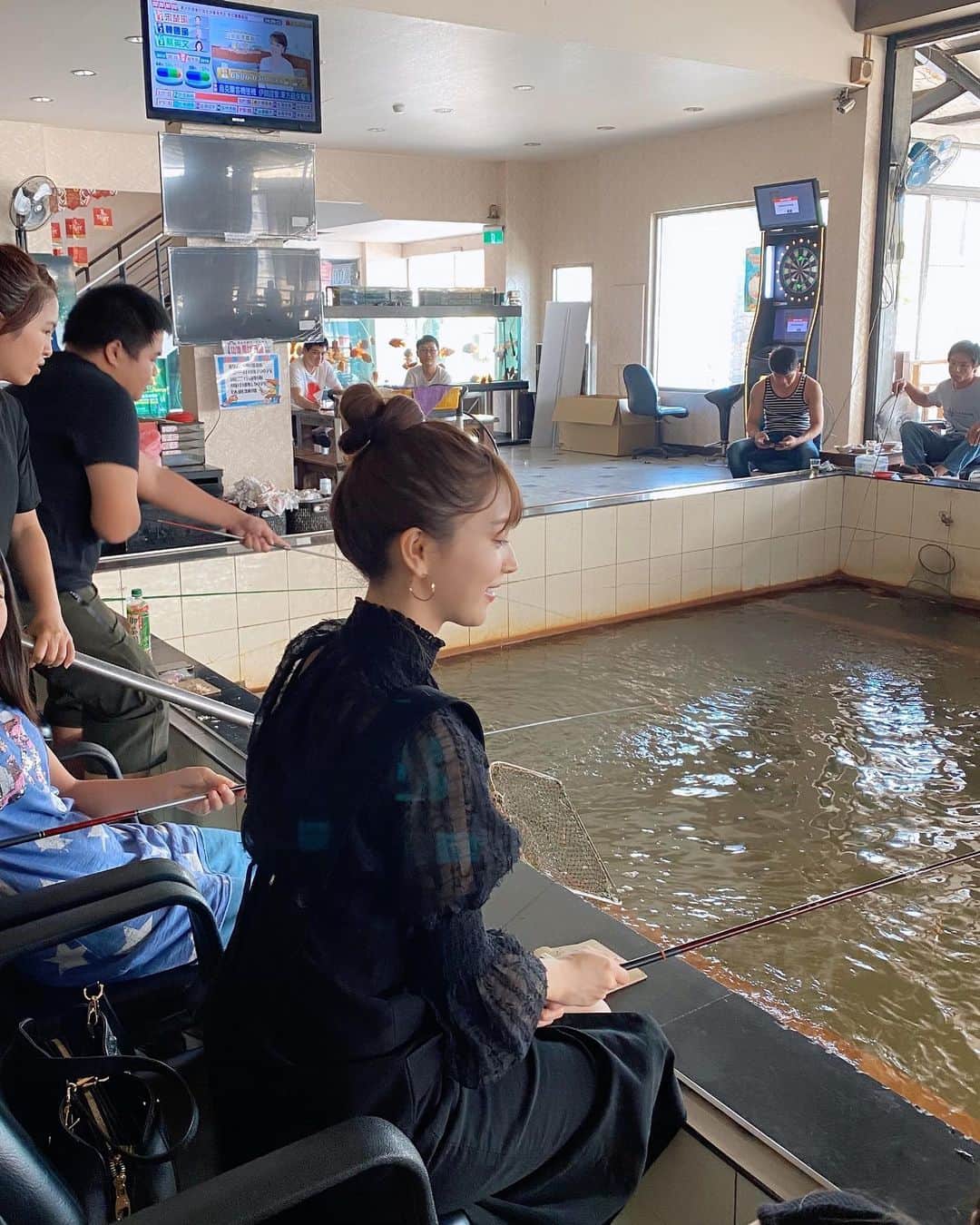 麻亜里さんのインスタグラム写真 - (麻亜里Instagram)「台湾でした海老の釣り🦐 泳いでいる時は青い海老で見た目は”！！！”となるのですが 焼いていただいたら みそたっぷりで美味しかったです🥺🙏 さっき生きていたんだ…と、命に感謝。  釣りなんて何年ぶりだろうか〜〜 最初は釣れなくてふてくされていましたが（笑）徐々にコツを掴んで最終的には3尾連れました👍🏻✨ 釣り楽しい🥳 .  #walkingstreettaiwan#kaohsiung #taiwan#taiwanintagram#taiwantravel#japanesegirl#台湾#台湾旅行#高雄#高雄旅行#taiwantrip#旅行好き#海外旅行#旅スタグラム#trip#tripgram#タビジョ #kaohsiung#kaohsiungtrip#kaohsiungtravel#海老#釣り#海老釣り」1月15日 16時26分 - maari.0108