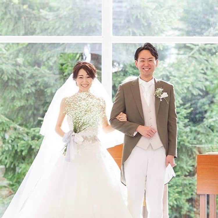 みんなのウェディングさんのインスタグラム写真 - (みんなのウェディングInstagram)「. ====================== #みんなのウェディング をつけてお写真を投稿してください📸💕 素敵な投稿は記事内や公式IGで ご紹介させていただきます♡ ====================== . 挙式でお母さまへのお手紙を読んだ花嫁花婿さん👰🤵 . こんな機会じゃないと伝えられないから…と手紙を書いた花婿さんは、読んでいくうちに想いが溢れてしまったそう😢 . そんな旦那さまを、明るい笑顔で寄り添う花嫁さん🥰 . . 緊張したお手紙が終わったおふたりの表情が、晴れ晴れとしていて素敵…☺️💓 . 結婚生活でどんなことが起きても、この日のことを思い出して、困難をも乗り越えていけそうです💕 . . . @aipwedding さんのpicを ご紹介させていただきました 👰🏻🤵🏻💒✨ ありがとうございます 😊💕 . . **************************************** 結婚式準備に役立つ情報毎日更新中🎉 詳しくはプロフィールリンク🔗をcheck❣️ . . 👉結婚式場の口コミや本当の費用明細は 《みんなのウェディングTOP》へ💓 . 👉結婚式準備に役立つアイデアは 《みんなのウェディングの記事を読む》へ💓 . 👉「こんなときみんなはどうしたの？😢」 みんなに意見やアドバイスをもらいたい花嫁さんは 《花コミュ》へ💓 . . ****************************************. . . #プレ花嫁 #結婚準備 #結婚 #ブライダル #卒花 #卒花嫁 #結婚準備 #2020冬婚 #2020春婚 #2020婚 #2020夏婚 #2020秋婚 #大人婚 #大人花嫁 #挙式 #挙式演出 #花嫁の手紙 #手紙 #花婿の手紙 #演出 #ナチュラルウェディング #盛岡結婚式 #東北花嫁 #ちーむ1116 #卒花レポ #卒花嫁」1月15日 16時28分 - minnano_wedding