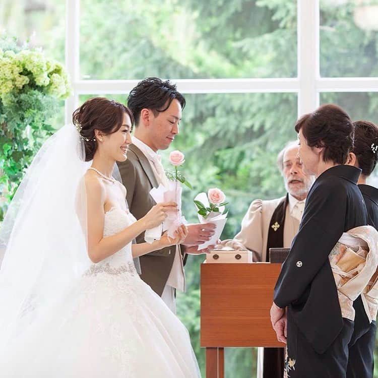 みんなのウェディングさんのインスタグラム写真 - (みんなのウェディングInstagram)「. ====================== #みんなのウェディング をつけてお写真を投稿してください📸💕 素敵な投稿は記事内や公式IGで ご紹介させていただきます♡ ====================== . 挙式でお母さまへのお手紙を読んだ花嫁花婿さん👰🤵 . こんな機会じゃないと伝えられないから…と手紙を書いた花婿さんは、読んでいくうちに想いが溢れてしまったそう😢 . そんな旦那さまを、明るい笑顔で寄り添う花嫁さん🥰 . . 緊張したお手紙が終わったおふたりの表情が、晴れ晴れとしていて素敵…☺️💓 . 結婚生活でどんなことが起きても、この日のことを思い出して、困難をも乗り越えていけそうです💕 . . . @aipwedding さんのpicを ご紹介させていただきました 👰🏻🤵🏻💒✨ ありがとうございます 😊💕 . . **************************************** 結婚式準備に役立つ情報毎日更新中🎉 詳しくはプロフィールリンク🔗をcheck❣️ . . 👉結婚式場の口コミや本当の費用明細は 《みんなのウェディングTOP》へ💓 . 👉結婚式準備に役立つアイデアは 《みんなのウェディングの記事を読む》へ💓 . 👉「こんなときみんなはどうしたの？😢」 みんなに意見やアドバイスをもらいたい花嫁さんは 《花コミュ》へ💓 . . ****************************************. . . #プレ花嫁 #結婚準備 #結婚 #ブライダル #卒花 #卒花嫁 #結婚準備 #2020冬婚 #2020春婚 #2020婚 #2020夏婚 #2020秋婚 #大人婚 #大人花嫁 #挙式 #挙式演出 #花嫁の手紙 #手紙 #花婿の手紙 #演出 #ナチュラルウェディング #盛岡結婚式 #東北花嫁 #ちーむ1116 #卒花レポ #卒花嫁」1月15日 16時28分 - minnano_wedding