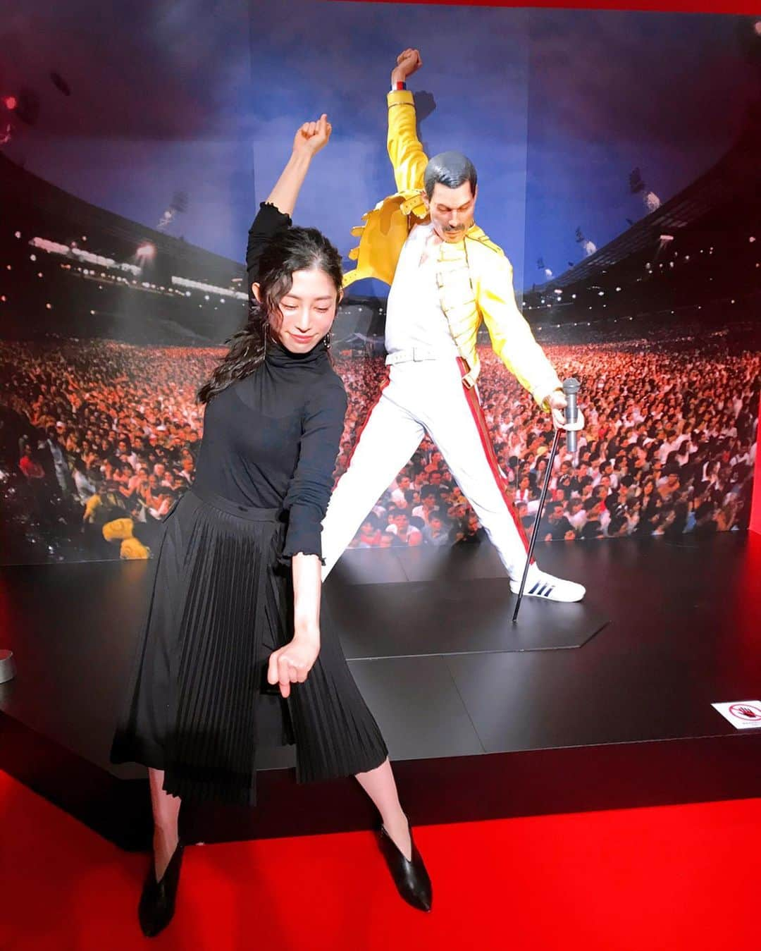 名越涼子さんのインスタグラム写真 - (名越涼子Instagram)「きょうの現場はこの方とご一緒。  #QUEEN #freddiemercury  伝説のロックバンドの軌跡をたどる 『QUEEN EXHIBITION JAPAN ～Bohem ian Rhapsody～』がきょうからスタート🎤  フレディ・マーキュリーのボディガードを務めた伊丹久夫さんと 音楽雑誌ミュージック・ライフの元編集長で何度も彼らにインタビューした東郷かおる子さんをゲストにトークショー🎤  伝説のロックスターがお二人の話によって、リアルにかたちづくられていく。  もはや映像でしか知ることの出来ないスーパースターが、本当に実在していたのだなと体温の感じるお話にこころがじわじわ。  初めてQueenの音楽にふれたのは、 We Will Rock You。 ロックのことは詳しくなかったけど なんてかっこいい音なんだろうと感動した学生時代。  去年、映画を観て その激動の人生にふるえて 改めて彼らの曲を聴きたいと思った。  これだけ時間は流れているのに いつも新鮮なきもちをくれる、かれらの音楽。  そんな敬意もこめて フレディポーズ🎙  一一一一一一一一一 #QUEENEXHIBITIONJAPAN #bohemianrhapsody  #ボヘミアンラプソディー  #展覧会#伝説#ロック#rock #ロックバンド#musician #フレディマーキュリー」1月15日 16時45分 - nagoshi_ryo