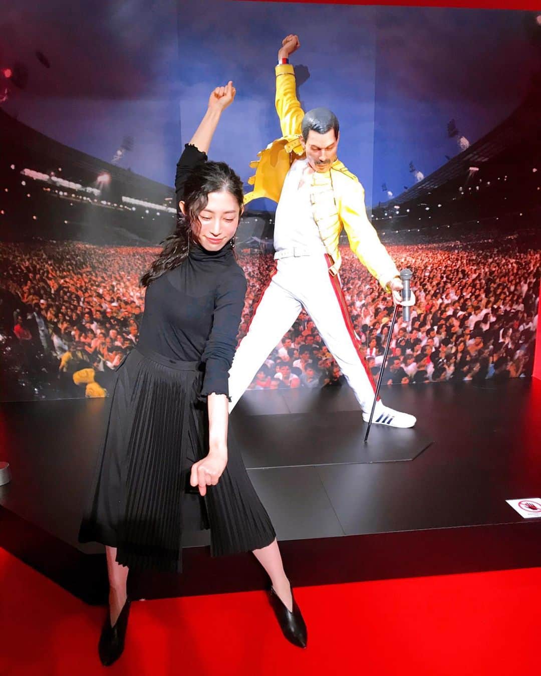 のインスタグラム：「きょうの現場はこの方とご一緒。  #QUEEN #freddiemercury  伝説のロックバンドの軌跡をたどる 『QUEEN EXHIBITION JAPAN ～Bohem ian Rhapsody～』がきょうからスタート🎤  フレディ・マーキュリーのボディガードを務めた伊丹久夫さんと 音楽雑誌ミュージック・ライフの元編集長で何度も彼らにインタビューした東郷かおる子さんをゲストにトークショー🎤  伝説のロックスターがお二人の話によって、リアルにかたちづくられていく。  もはや映像でしか知ることの出来ないスーパースターが、本当に実在していたのだなと体温の感じるお話にこころがじわじわ。  初めてQueenの音楽にふれたのは、 We Will Rock You。 ロックのことは詳しくなかったけど なんてかっこいい音なんだろうと感動した学生時代。  去年、映画を観て その激動の人生にふるえて 改めて彼らの曲を聴きたいと思った。  これだけ時間は流れているのに いつも新鮮なきもちをくれる、かれらの音楽。  そんな敬意もこめて フレディポーズ🎙  一一一一一一一一一 #QUEENEXHIBITIONJAPAN #bohemianrhapsody  #ボヘミアンラプソディー  #展覧会#伝説#ロック#rock #ロックバンド#musician #フレディマーキュリー」