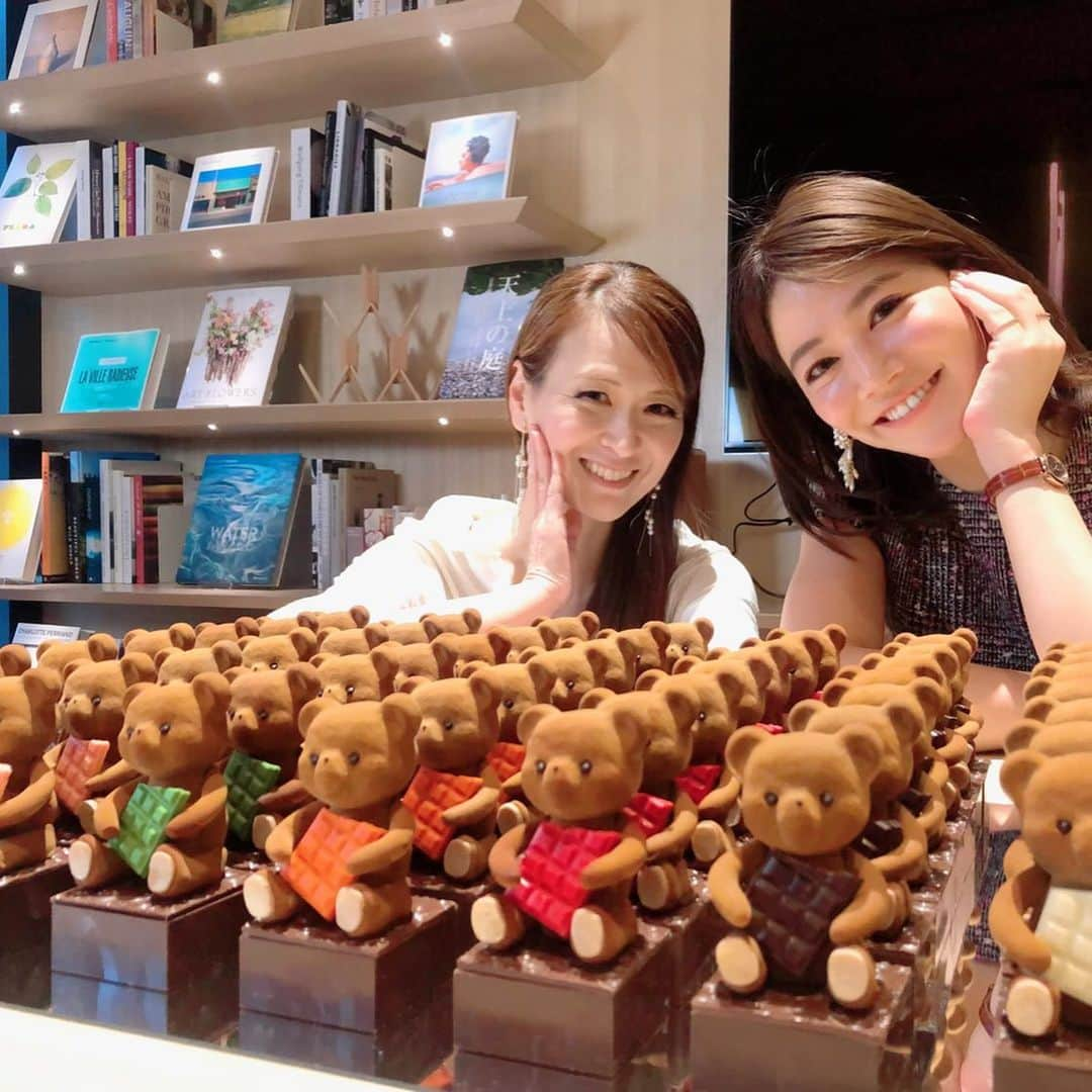 里井真由美さんのインスタグラム写真 - (里井真由美Instagram)「🍫❤️ バレンタインチョコレート2020 ・ ・  ルアンジュ東京さんの発表会へ。 シグニチャー的な存在♡可愛いすぎの「スヌースショコラ」クマちゃんのショコラ❤️です @louange.tokyo ・ ・ 種類も色々あります。 クマちゃんが手にしてるショコラの種類や大きさでお値段も変わってきます。 大きいのも可愛いけど、小さいのがわしゃわしゃいるのも、たまりません〜 ・ ・ ピンク色は「第4のショコラ」と話題のルビーチョコ🍫💓 気が早いけど、ホワイトデーにも欲しくなっちゃいそうね。笑☺️💓💓💓 ・ ・ 発表会では色んなお友達に会えるのも嬉しい♡ ・ ・ お招きに感謝♡ ・ ・ #ルワンジュ東京#バレンタイン2020#louangetokyo #チョコレート#和栗#栗スイーツ#モンブラン#モンブラン巡り#和栗のモンブラン#栗#フランス栗#里井真由美#1級フードアナリスト里井真由美#さといいね#栗スイーツ#デパ地下#ホテルスイーツ#デパ地下スイーツ#ホテル#ありが糖運動#まゆログ#フードジャーナリスト里井真由美」1月15日 16時54分 - mayumi.satoi