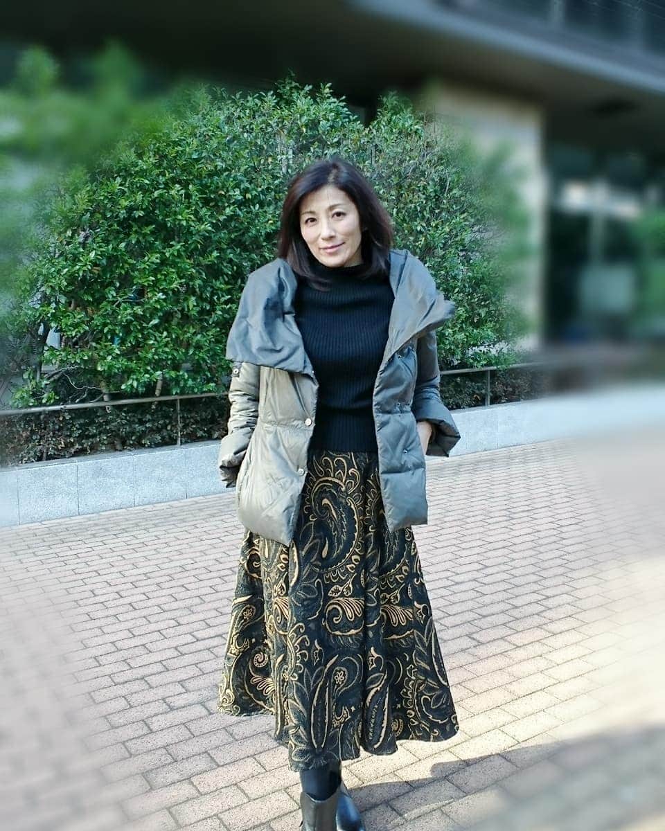 中田有紀さんのインスタグラム写真 - (中田有紀Instagram)「厚みとハリがあるわりに全然重くない @frenchpave_official のスカート。 しっかりとした生地のおかげで暖かくさえ感じるので、最近出番が多いです😊 黒にゴールドのペイズリー柄でシックに着られます✨✨ #frenchpave #優秀スカート #大人かわいい #シック #ジャガード織り #ペイズリー柄」1月15日 17時06分 - akinakada0508
