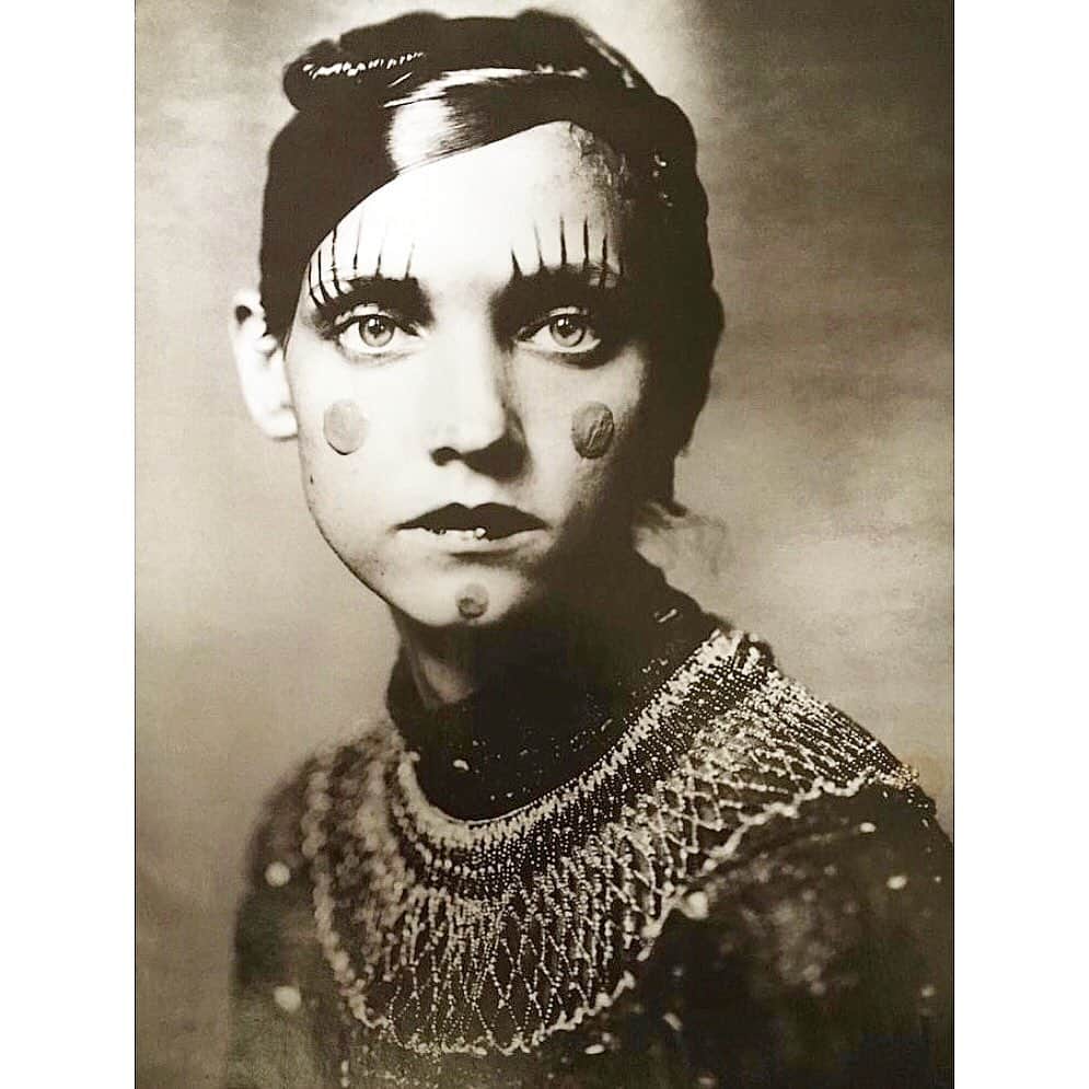 のインスタグラム：「#clementsribeiro #orlandocollection #AW1997 #paoloroversi @vogueitalia 💎」