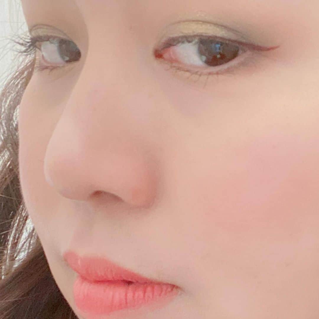 岡村咲さんのインスタグラム写真 - (岡村咲Instagram)「@serenaaoki_official  に貰ったお揃いのチーク…💗可愛くて可愛くてこれしか使っていない。肌が真っ白なので、病気っぽかったけどむしろ凄くこのチークが映えて、最近は色んな人から美肌美肌ともてはやされるようになりました😻ステロイドでぶつぶつだったのは、トリロジーのローズヒップオイルで完全に治りました！！先日インスタでおすすめしてから使ってみてくれた方がいらっしゃいましたが、残念ながらその方のお肌には合わず、やはりこればかりは人それぞれなのだろうかと。。私のように自分の肌に合うものを見つけて、ぶつぶつから救われる人が1人でも増えてほしいと願ってます。写真はクセしかないですが、チークうつそうとすると、黒目があっちゃこっちゃ行くんです👀せれなー、素敵なプレゼントありがとう❤️アイシャドウはコケ色の😂いや、カーキ色です😂こちらも親友ちゃんからでしたありがとう😊❤️誰得な写真と、コスメについてでした。ちゃんちゃん。」1月15日 17時00分 - sakiokamura_official