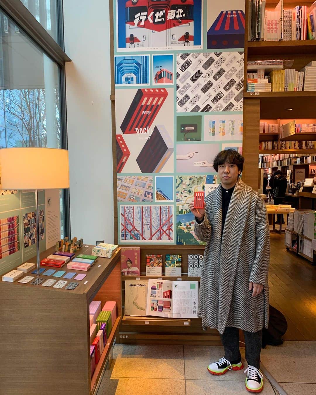 のインスタグラム：「毎月、今注目のクリエイターをご紹介している箱の様な本棚＜BOOK BOX＞。﻿ ﻿ ﻿ ﻿ 67回目の1月と2月は、クリエーティブディレクター／アートディレクターの八木義博さんです。﻿ ﻿ ﻿ ﻿ 広告代理店に所属されながら、これまでのCFやポスターを作るという枠組みを飛び越えて、商品開発や企業全体のブランディングにまで領域を広げた幅広いクリエーティブを展開されている、八木さん。 今回は、これまで手掛けられた書籍や商品をご紹介下さいます。﻿ ﻿ ﻿ ﻿ 「企業やブランドの課題を解決するには、CFを打つ以上にパッケージが広告効果を生む時もあるし、古典的なメディアだって使い方で生き生きとしてくるはず。」﻿ ﻿ ﻿ ﻿ という思いのもとに手がけられたクリエーティブの中から、今回はPanasonic、JR東日本、Menicon、江崎グリコとの仕事をピックアップされました。﻿ ﻿ ﻿ ﻿ 以下、八木さんからのメッセージです。﻿ ﻿ ﻿ ﻿ --------------------﻿ ﻿ ﻿ ﻿ デザインとは、そのものが本来あるべき姿に戻すこと。﻿ ﻿ ﻿ ﻿ 今回、ピックアップした仕事たちも、そのブランドがもともと持っていた価値。﻿ ﻿ ブランドの価値はすでにそのブランドの中にあることを信じています。﻿ ﻿ ﻿ ﻿ それを引き出して、みんなが感じられるようにすることが自分の仕事だと考えています。﻿ ﻿ ﻿ ﻿ --------------------﻿ ﻿ ﻿ ﻿ 【関連フェアも開催中！】Pocky THE GIFT 計画　design by 八木義博﻿ ﻿ 【プロフィール】﻿ ﻿ 八木 義博 Yoshihiro Yagi﻿ ﻿ クリエーティブディレクター／アートディレクター﻿ ﻿ 株式会社 電通 CDC所属 ﻿ ﻿ 広告代理店に所属しながら、企業やブランドの課題をグラフィックや映像での表現に留めることなく、商品開発や企業全体のブランディングにまで領域を広げた幅広いクリエイティブを展開している。﻿ ﻿ 「デザインとは、そのものが本来あるべき姿に戻すこと。」﻿ ﻿ そのものの本質に向かって考えぬかれたデザインだからこそ、新たな価値を認識することができる。ノンバーバルなビジュアルコミュニケーションで、海外でも高い評価を受けるデザインの数々は、感覚だけではない、ロジカルなコミュニケーションの設計から生まれている。﻿ ﻿ 主な仕事に、江崎グリコ「Pocky the Gift」、JR東日本 「行くぜ、東北。」、Honda「FIT」、Panasonic「Life is electric」、メニコン「Magic 」など。﻿ ﻿ Cannes Design Lionsグランプリ、One Show Best in Design、D&AD Yellow Pencil、N.Y.ADC金賞、ACCグランプリ、東京ADC賞、JAGDA新人賞、佐治敬三賞、毎日広告デザイン賞最高賞など受賞多数。﻿ ﻿ ﻿ ﻿ 【会期】2020年1月15日(水)～2020年2月29日(土)﻿ 【場所】蔦屋書店2号館 1階 建築・デザインフロア」