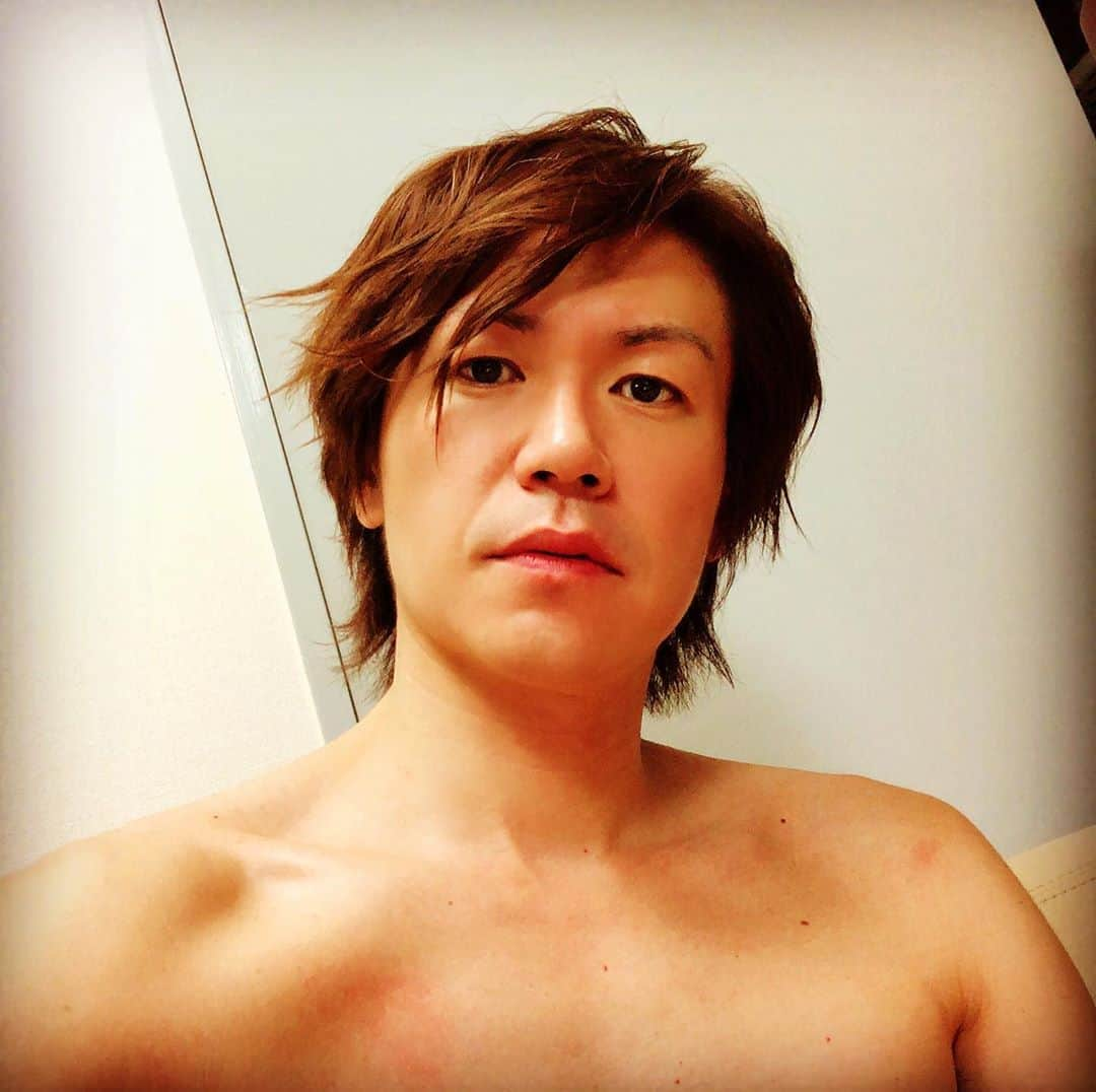 城咲仁さんのインスタグラム写真 - (城咲仁Instagram)「年末に酒と戦ったので、そろそろジム復活しないとだね💦 今夜も同じ空の下で宜しくね 朝から、頑張った人は、お疲れ様 ポンっポンっ🎶😌 #城咲仁  #パーソナルトレーニング #メンテナンス #パフォーマンス」1月15日 17時08分 - shirosaki_jin_official