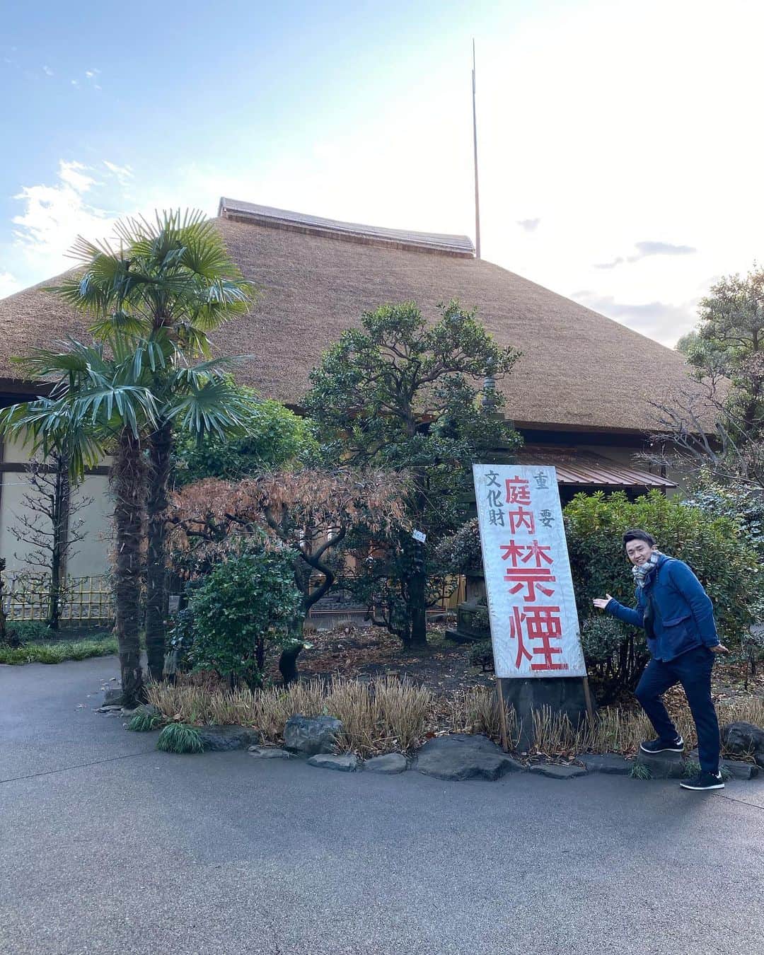 のインスタグラム：「‪今日と明日は世田谷ボロ市！‬ ‪近所ということもあって行ってきました〜‬ ・ ‪始まりは442年前の1578年！‬ ‪小田原城主・北条氏政(領主は世田谷城主・吉良家)が楽市を開いた事に始まり、今は都の無形民俗文化財になってます〜‬ ・ ‪北条家ゆかりの出店もあれば、攻めた側の越後の龍のコーヒーもあり🏯笑‬ ‪楽しかった！‬ ・ #世田谷ボロ市 #東京都世田谷区  #世田谷代官屋敷 #世田谷代官お膝元  #小田原城 #世田谷城 #豪徳寺  #北条氏政 #上杉謙信」