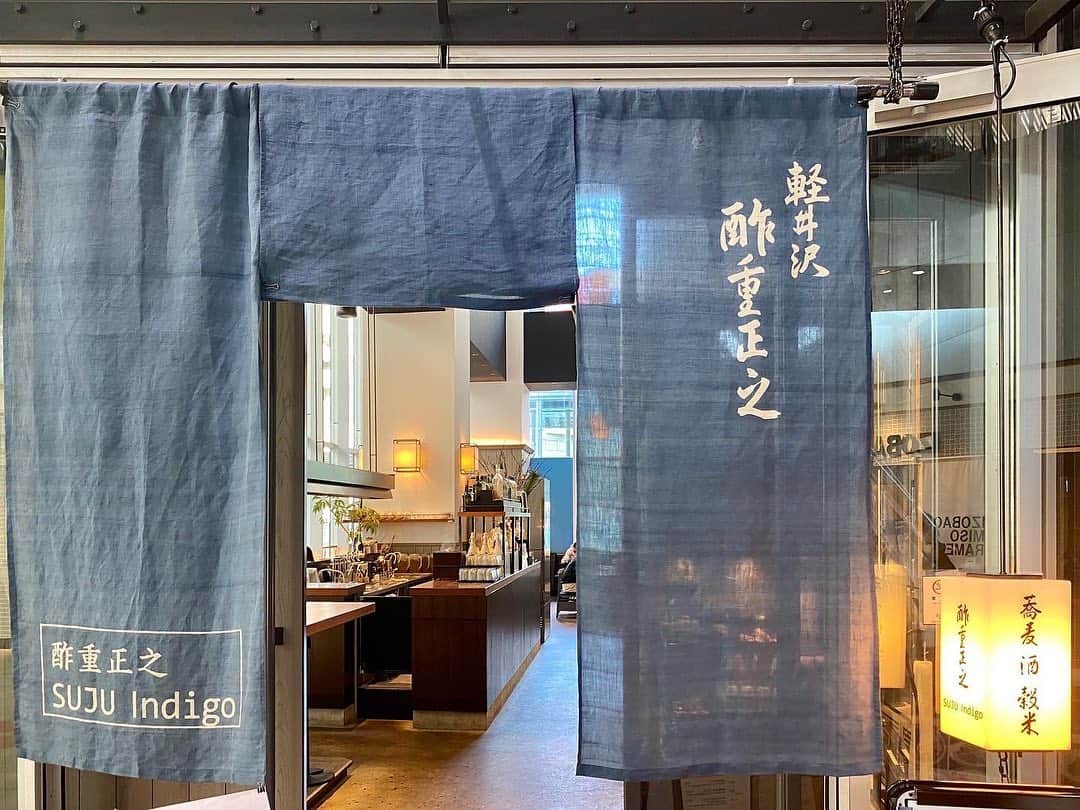 西谷綾子のインスタグラム：「✴︎ #食べて健康になる  100年に一度の再開発で生まれ変わった渋谷💫 ずっと気になっていた「酢重 Indigo 渋谷ストリーム」へ🤗🌈 ・ そばの太さにはビックリ😳‼️ 通常の2倍はありそうな太麺😆👍 ・ キノコと鶏肉がゴロゴロっと入った辛味スープに付けながら 口に運ぶと‥😳‼️😳‼️ ツルツルっとノド越しで軽快に味わうのではなく😳😳 コシも噛み応えも十分なので モグモグって食する感じかな😋💓🌟 ・ 風味も食感もワタシにはドンピシャ😍🙌✨ ・ 昔から健康食品として愛されているのはもちろん❣️ 優れた効能が沢山ッ🥰 ・ 栄養・成分の効果・効能など‥ イロイロ書いてます📝😊 ・ 電子版は木曜日6:00に更新されます🎉 #日刊ゲンダイ #渋谷ストリーム #酢重indigo #蕎麦 #そば」