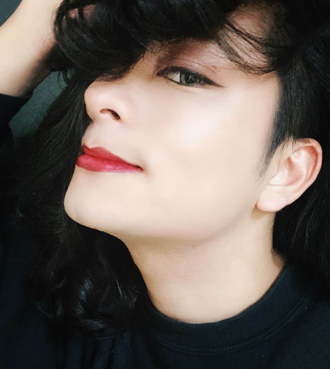 HIDEKiSMのインスタグラム：「使ってないメイク道具たちを掘り出してきて、実際はめちゃめちゃ使えるんじゃないかと検証してみたの巻。 服も化粧品もそうだけど、ついつい自分の気に入ったものや、似たようなものばかりを着がちだし、使いがち。 だからたまには使ってあげたくなったのね💋  1枚目は夏木マリさん意識。 似ても似つかなくて悲しみジョニー😞 最近のたかしママとの合言葉は 「ほら。なんでも【 Try & Error 】だから！」って。 トライアンドエラー。 良い言葉ね。 何度でも挑戦して何度でも失敗しましょ❤️ とりあえず何が言いたいかと言うと、私オーバーリップ似合わない。  #enviigabriella #hidekism #gay #lgbt #makeup #entertainment #オネエ #エンガブ #tokyo #japan」