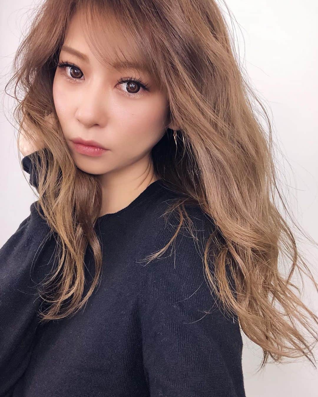 長谷川唯のインスタグラム：「・ ・ リフトアップとバッカルファットして本当によかった😍✨日が経つにつれて顔のラインがスッキリしたし　@motohiko.takesaki 先生のおかげです👏🏻💯✨ ・ ・ #歳を重ねても綺麗でいたい #人生楽しんだもん勝ち #happy #me #instagood」