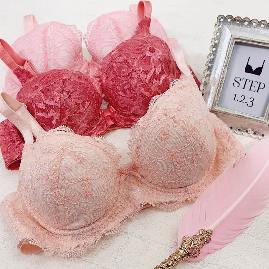BradelisNewYork/ブラデリスニューヨークのインスタグラム：「. ブラデリスならではの“Step123フィッティング” 「変わっていく」という感動。  一人一人の悩みを汲みながら、 美しいバストへ導いていくBRADELIS New York✨ “バージスライン”を認識して頂くことからはじめ、 脇や背中に流れているお肉を 本来の位置であるカップのなかに戻しながら、 バストの高さや容量を確立していきます😌 . 「もっと美しくなれる」と気づいたとき、 女性の笑顔はさらに輝きます。 この瞬間を一人でも多くの女性に体験してほしい。 そう願っています✨ . 商品手前から  １枚目 ジャスミン(step1)アネット(step2)マリアン(step3)  ５枚目 フリーダ(step1)メイリー(step2)ヴィオラ(step3)  ６枚目 カイリー(step2)ブレンダ(step1)マリアン(step3) . . . #bradelisnewyork #bradelis#step123#3step #ブラデリス #ブラデリスニューヨーク#育乳ブラ#補整ブラ」