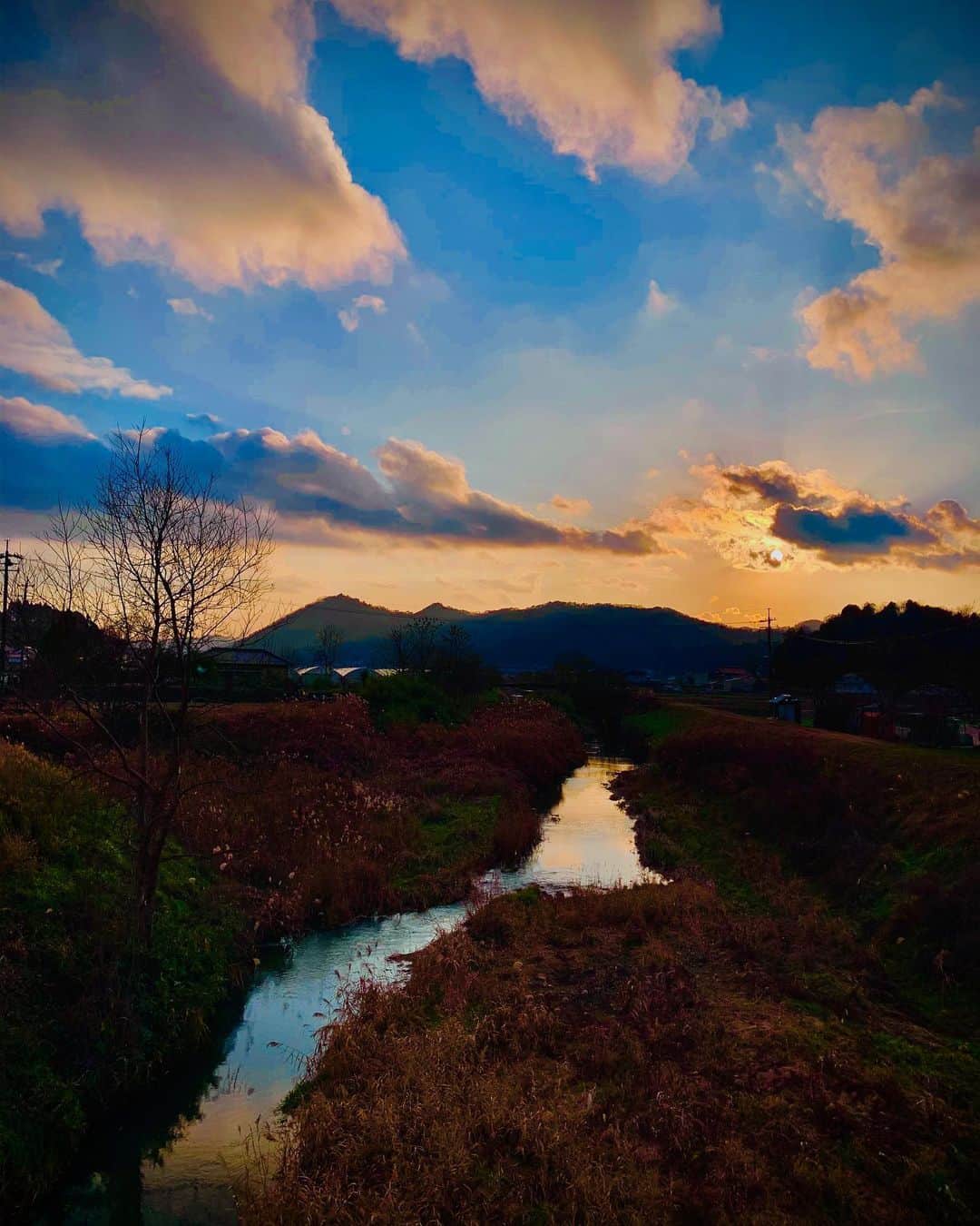 宍戸留美のインスタグラム：「#川　#日本風景　#japanese  #夕焼け　#sunset #1日の終わり #空気美味しい」