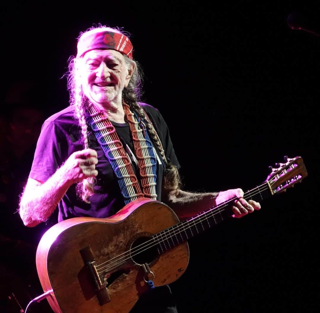 トレ・クールのインスタグラム：「Thanks Willie Nelson And Family for a great jam tonight in Ontario. 🦄」
