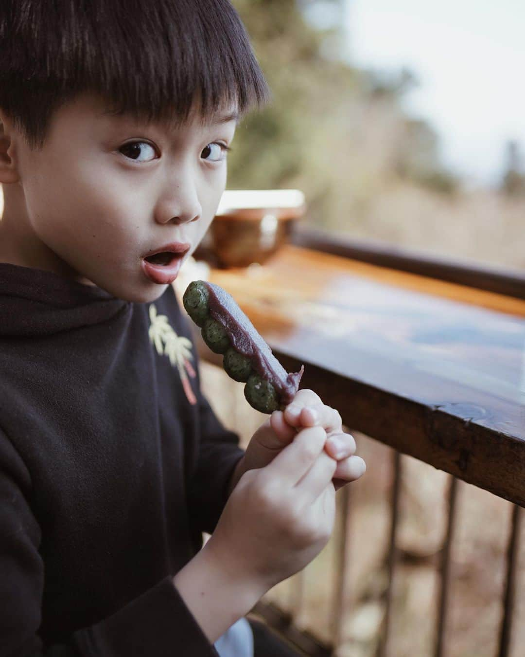 喜田彩子さんのインスタグラム写真 - (喜田彩子Instagram)「﻿ ﻿ からの〜。﻿ お団子も食べました🍡﻿ ﻿ みたらし団子と草団子。﻿ 焼きたてなので、外はカリッと香ばしく、中はモチモチ♡﻿ ﻿ あと3本づつくらい食べれたけど、頂上までまだまだだったのでこのくらいで😛🙌🏻﻿ ﻿ ﻿ @tamahatsu_official ﻿ #多摩の魅力発信プロジェクト﻿ #高尾山 #たま発 #高尾山登山 #高尾山山頂 #高尾山頂 #高尾山ケーブル #登山 #高尾山グルメ #高尾山薬王院 #高尾山そば #高尾山だんご #takaosan #家族 #休日 #お出かけ#tamahatsu #PR #SL #holiday #family #十一丁目茶屋 #マウンテンビュー﻿」1月15日 17時12分 - ayacokida