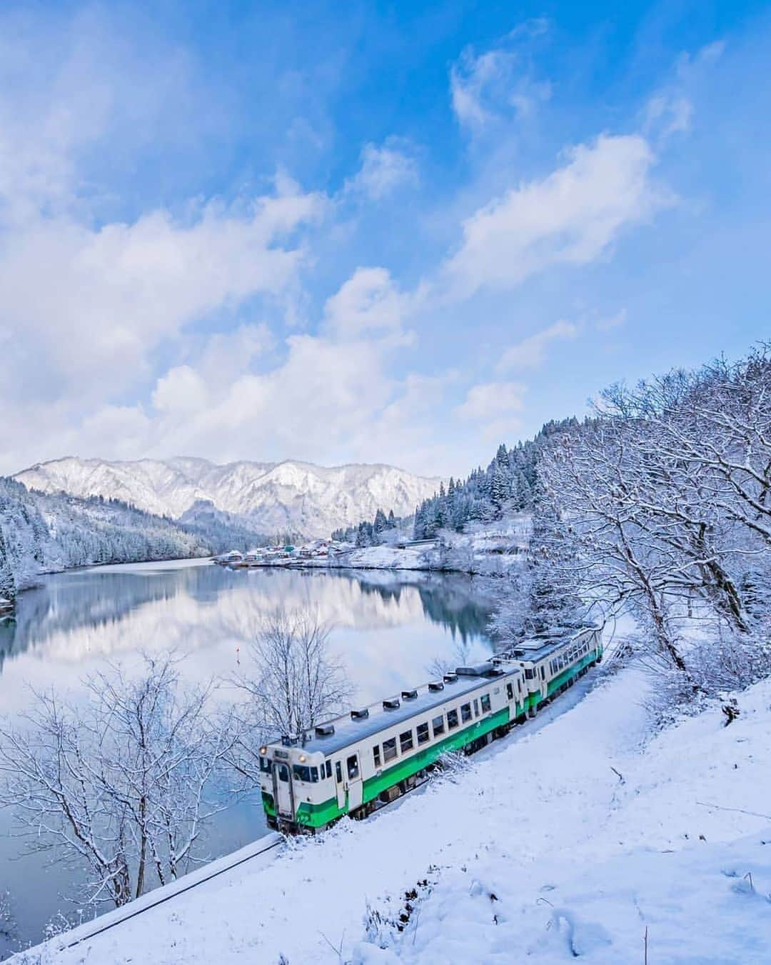 aumoさんのインスタグラム写真 - (aumoInstagram)「【#冬景色×#列車旅 】 . 福島県金山町にある「#大志集落 」にて撮影されたお写真📸 . 奥会津に位置する大志集落🗻 絶景をバックに走る鉄道がとっても美しい1枚です🚞❄️ . Credit：@tsumizo  さん 素敵なお写真をありがとうございます！ . あなたが撮影した素敵な写真に 「#aumo」を付けて教えてください♡ あなたの投稿が明日紹介されるかも♪ . aumoアプリは毎日配信！おでかけや最新グルメなどaumo読者が気になる情報が満載♡ ダウンロードはプロフィールのURLから✔︎ (iPhone&Android版) . . #福島#福島県#会津#奥会津#日本の絶景#冬#インスタ映え #雪景色 #女子旅#絶景#旅#東京散歩 #team_jp_ #igersjp #japan_daytime_view #wu_japan  #bestjapanpics #japan_of_insta #art_of_japan_ #ptk_japan #photo_jpn #lovers_nippon #tokyocameraclub #あなたとみたい景色#フォトジェニック」1月15日 17時17分 - aumo.jp