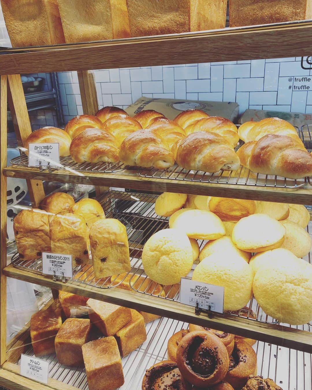 川田御早希さんのインスタグラム写真 - (川田御早希Instagram)「一度食べてみたかった『トリュフベーカリー』の「白トリュフの塩パン」と「黒トリュフの卵サンド」  #小さな願いが叶った #黒トリュフの卵サンド #白トリュフの塩パン #引き寄せ #上機嫌 #いい気分 #今幸せでいよう #今を楽しむ」1月15日 17時19分 - misaki_kawada