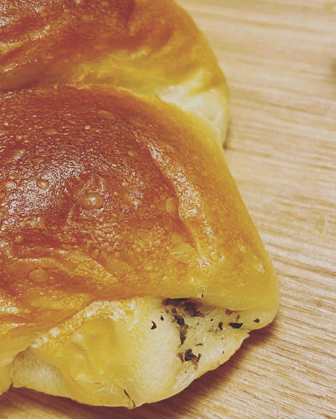 川田御早希さんのインスタグラム写真 - (川田御早希Instagram)「一度食べてみたかった『トリュフベーカリー』の「白トリュフの塩パン」と「黒トリュフの卵サンド」  #小さな願いが叶った #黒トリュフの卵サンド #白トリュフの塩パン #引き寄せ #上機嫌 #いい気分 #今幸せでいよう #今を楽しむ」1月15日 17時19分 - misaki_kawada