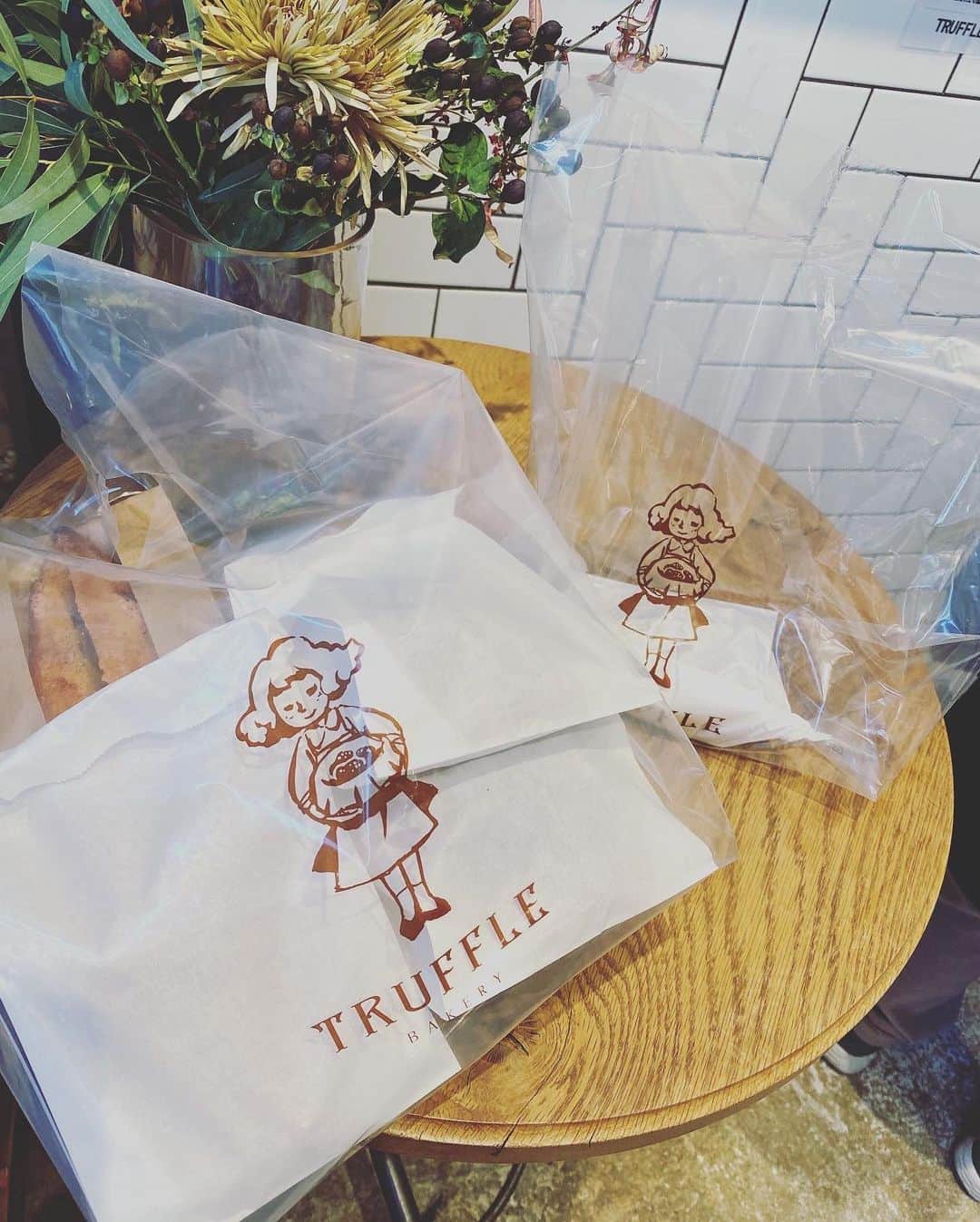 川田御早希さんのインスタグラム写真 - (川田御早希Instagram)「一度食べてみたかった『トリュフベーカリー』の「白トリュフの塩パン」と「黒トリュフの卵サンド」  #小さな願いが叶った #黒トリュフの卵サンド #白トリュフの塩パン #引き寄せ #上機嫌 #いい気分 #今幸せでいよう #今を楽しむ」1月15日 17時19分 - misaki_kawada