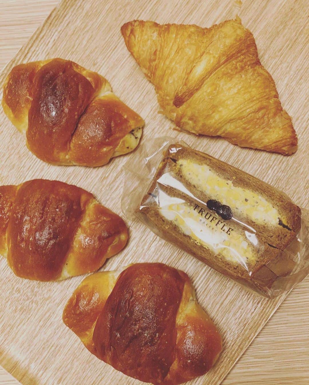 川田御早希さんのインスタグラム写真 - (川田御早希Instagram)「一度食べてみたかった『トリュフベーカリー』の「白トリュフの塩パン」と「黒トリュフの卵サンド」  #小さな願いが叶った #黒トリュフの卵サンド #白トリュフの塩パン #引き寄せ #上機嫌 #いい気分 #今幸せでいよう #今を楽しむ」1月15日 17時19分 - misaki_kawada