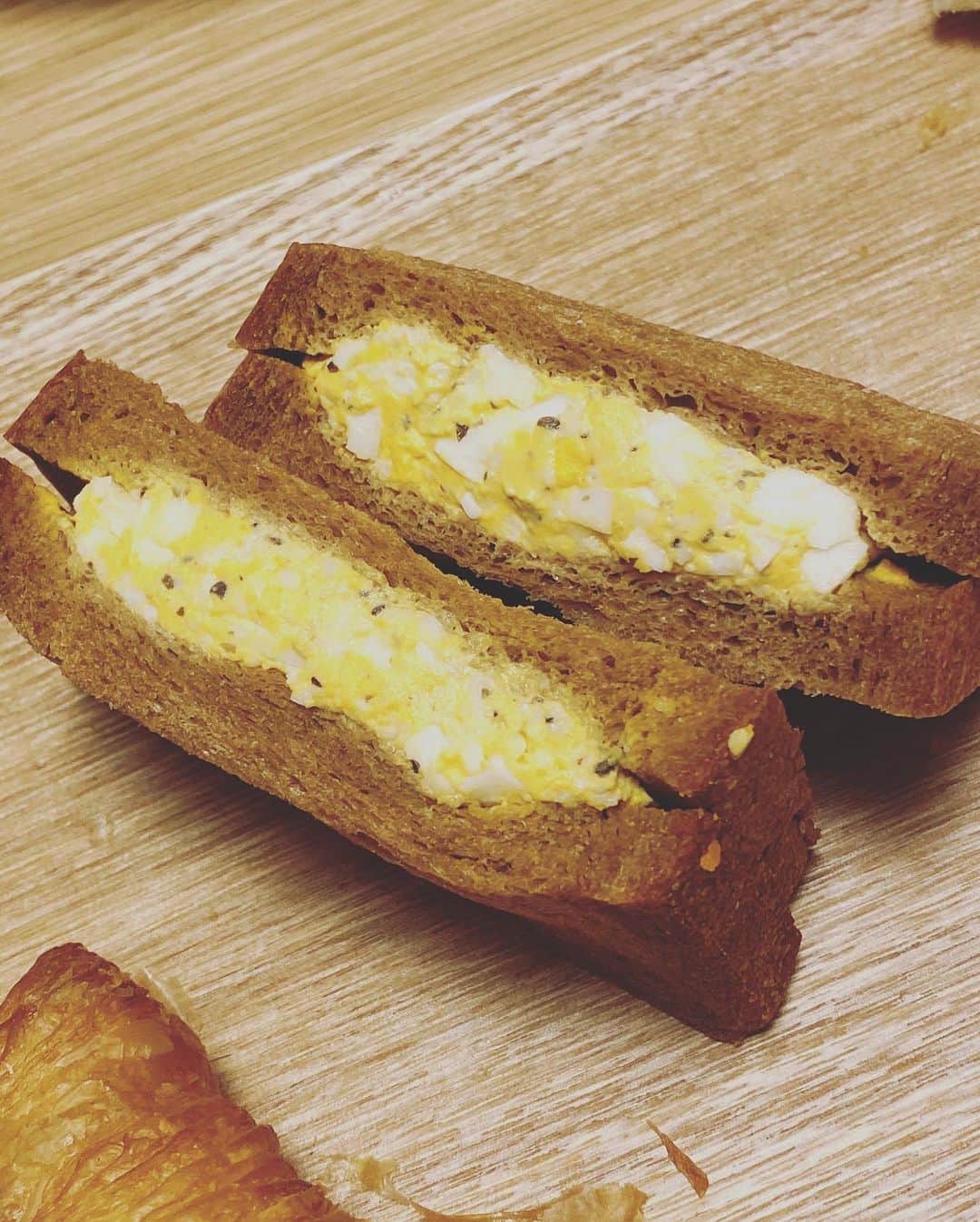 川田御早希さんのインスタグラム写真 - (川田御早希Instagram)「一度食べてみたかった『トリュフベーカリー』の「白トリュフの塩パン」と「黒トリュフの卵サンド」  #小さな願いが叶った #黒トリュフの卵サンド #白トリュフの塩パン #引き寄せ #上機嫌 #いい気分 #今幸せでいよう #今を楽しむ」1月15日 17時19分 - misaki_kawada