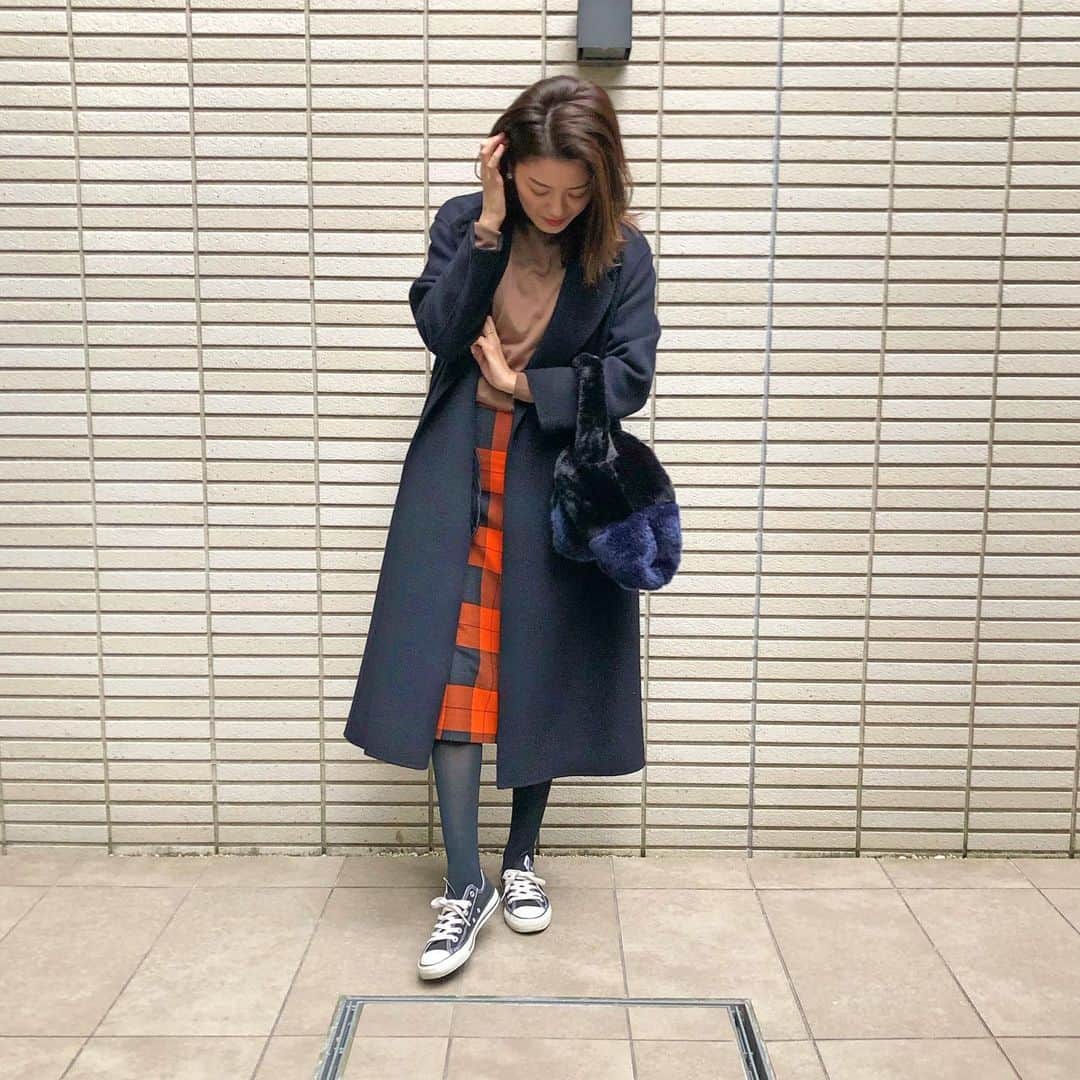 のインスタグラム：「スニーカーコーデ③ . coat… @tomorrowland_jp  knit… @estnation_jp  skirt… @zara  bag… @zara  shoes… @converse_jp . . きれいめコーデにスニーカーを合わせるのも好き🍊🍊 . . #outfit #coordinate #fashion #domani #domanist #ママコーデ #ママファッション #通勤コーデ #スニーカーコーデ #スニーカー通勤 #ドマーニスト」