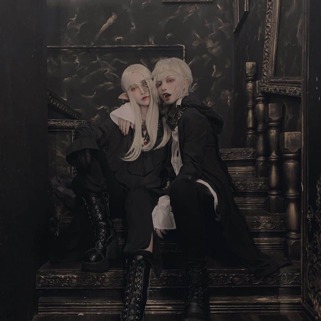 chiiiiiのインスタグラム：「2019.halloween💀 🧛🏻‍♂️vampire🧛🏻‍♂️ ・ ・ ・ 血でグロいのより血管が透き通った高貴な一族をしました🏰因みに弟だよ 毎年物語作ってるけど恥ずかしいのでこちらでは省略。  ヴァンパイアは小さい頃から特別に大好きで憧れて色んな映画も観てきてたけどやっぱり一番好きな作品は"Interview with the Vampire" 夜眠るときはいつレスタト様に噛まれてもいいようにこっそり窓を開けて寝てた幼少期🌙笑(本気でなれると思ってた)」