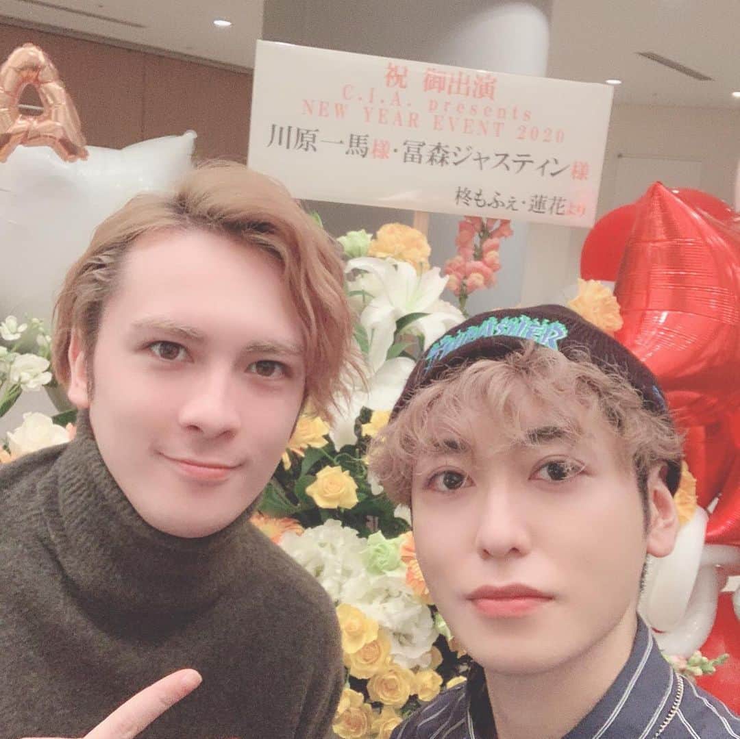 冨森ジャスティンのインスタグラム：「改めまして、ニューイヤーイベントありがとうございました😊 たくさんお花をいただき、しかも今回はハーフマンの名前も！笑 本当にありがとうございます！ 次は舞台でお会いしましょう！ #ciacube #ハーフマン」