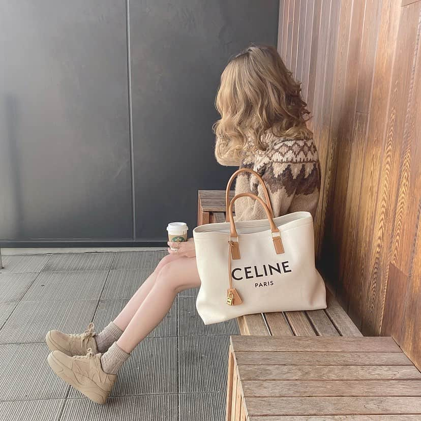 Maiさんのインスタグラム写真 - (MaiInstagram)「#ootd #ニット #beams #sneaker #zara #ceilne #ceilnebag コーディネートの詳細はブログに書いてます💫 ・ ストッキング履いてますかー？とよくDM頂きますがストッキング好きじゃないので履かないです😂 ・ 寒い時はもちろんタイツ履くし、そんなに寒くない時は素足です☺︎」1月15日 17時26分 - maimaimai1016