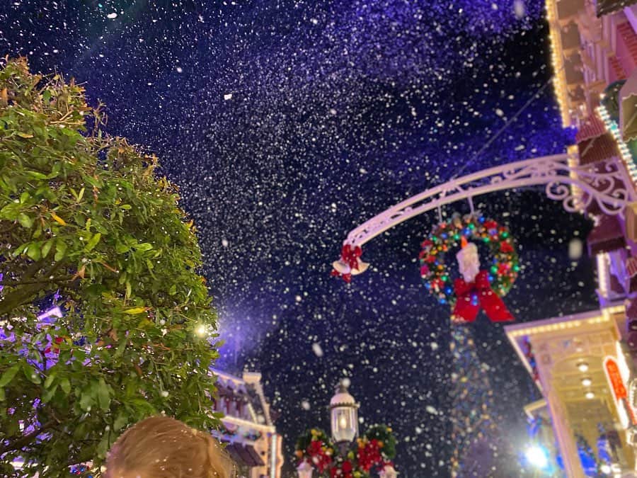 福田淳子さんのインスタグラム写真 - (福田淳子Instagram)「レストランを出て見たクリスマスのパレードが本当にステキでした。雪が舞っていて、夢の中みたいで。  動画を見直してみても、あのときの圧倒感はなかなかそこには表せない。でも、そういう体感は時間が過ぎてもずっと、その色合いが瞬間パックされて自分の中に残ります。それは、きっといつか何かと繋がっていく点なのだといつも思います。何かを経験すると、その余韻は私の中に降り積もり、それは別の何かと結びついて、別の何かを作り出す。  形そのものよりも、パッションとか、エネルギーとかそういうものをたくさんもらったフロリダの旅でした。  たくさんステキな魔法のために尽力してくれたM&Mに感謝。  #2019jautumntrip #wakuwakutripwithmj  #wdw #disneyworld  #merrychristmas  #thankyouforMMmagic #フロリダ編おしまい！！！！ #長かったー！ #そして自分のIphoneの限界を知る #11のカメラが本当にきれいに撮れてびっくり #特に夜」1月15日 17時29分 - junjunfukuda
