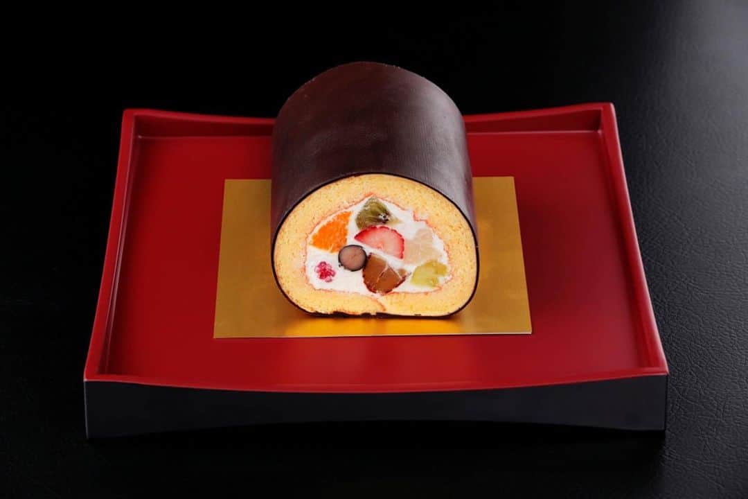 Sheraton Yokohamaさんのインスタグラム写真 - (Sheraton YokohamaInstagram)「今年の恵方は“西南西”👹 「節分の日」にその年の恵方に向かって食べると福を呼ぶとされている“恵方巻”を数量限定で販売いたします。. . 「ドーレ」では、「恵方巻ロールケーキ」をご用意。厳選された卵をふんだんに使用した、きめ細やかなしっとりとした生地に、北海道生乳100％の軽いクリームと縁起の良い末広がりの「八」にちなみ和栗、丹波の黒豆、白桃、メロン、キウイ、オレンジ、いちご、ラズベリーの8種類の具材を包みました。  #sheratonyokohama #sheraton #sheratonhotels #yokohama #恵方巻き #横浜駅 #シェラトン #横浜ベイシェラトン」1月15日 17時34分 - sheratonyokohama