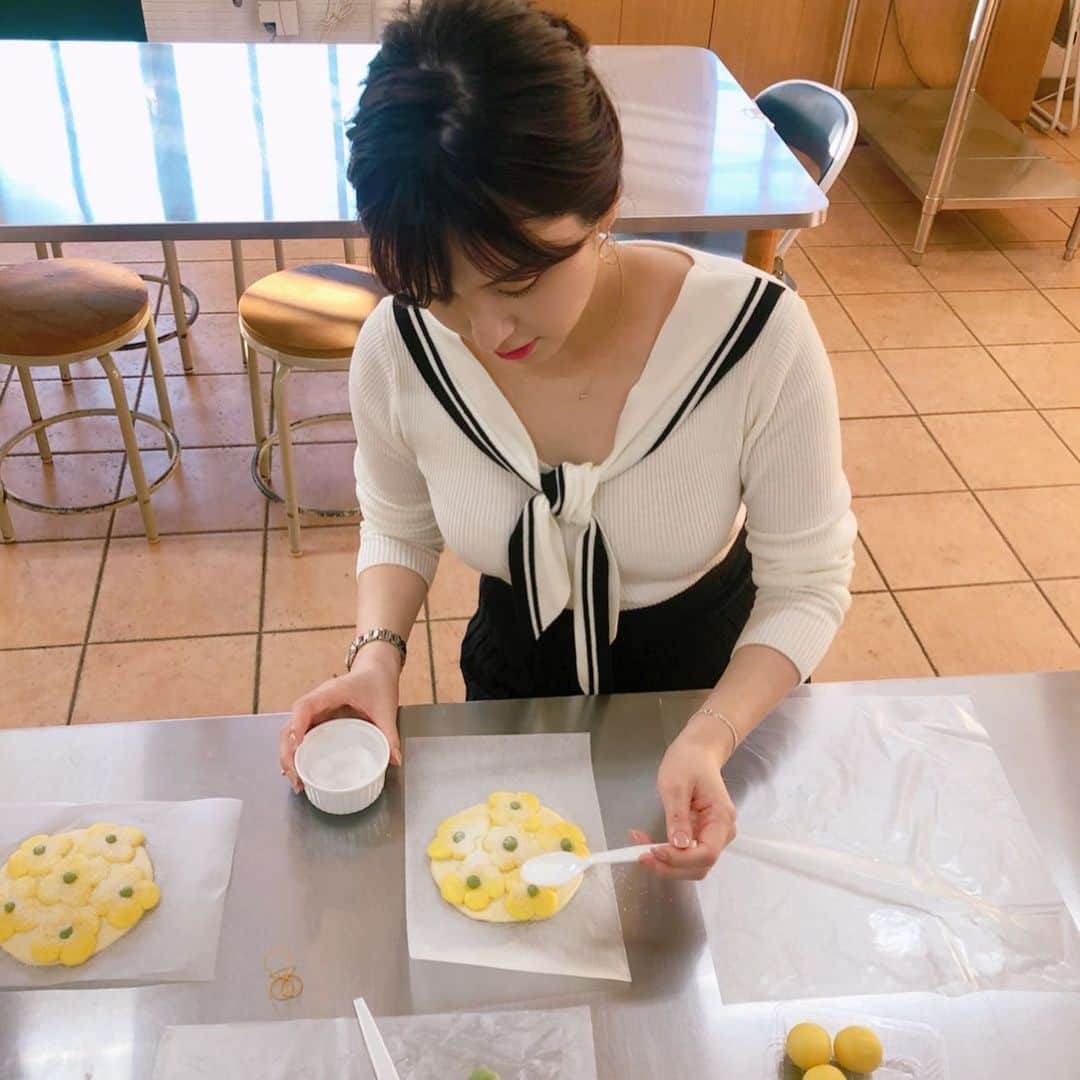 角谷暁子さんのインスタグラム写真 - (角谷暁子Instagram)「今日のよじごじDays、 中継でお邪魔したのは ソレイユの丘でした！  菜の花まつり開催中です。 菜の花形のメロンパンづくりもできますよ🌼 私の作ったのはだいぶ、いびつでした。  #よじごじdays #ソレイユの丘 #菜の花まつり #メロンパン」1月15日 17時36分 - kadoya_akiko