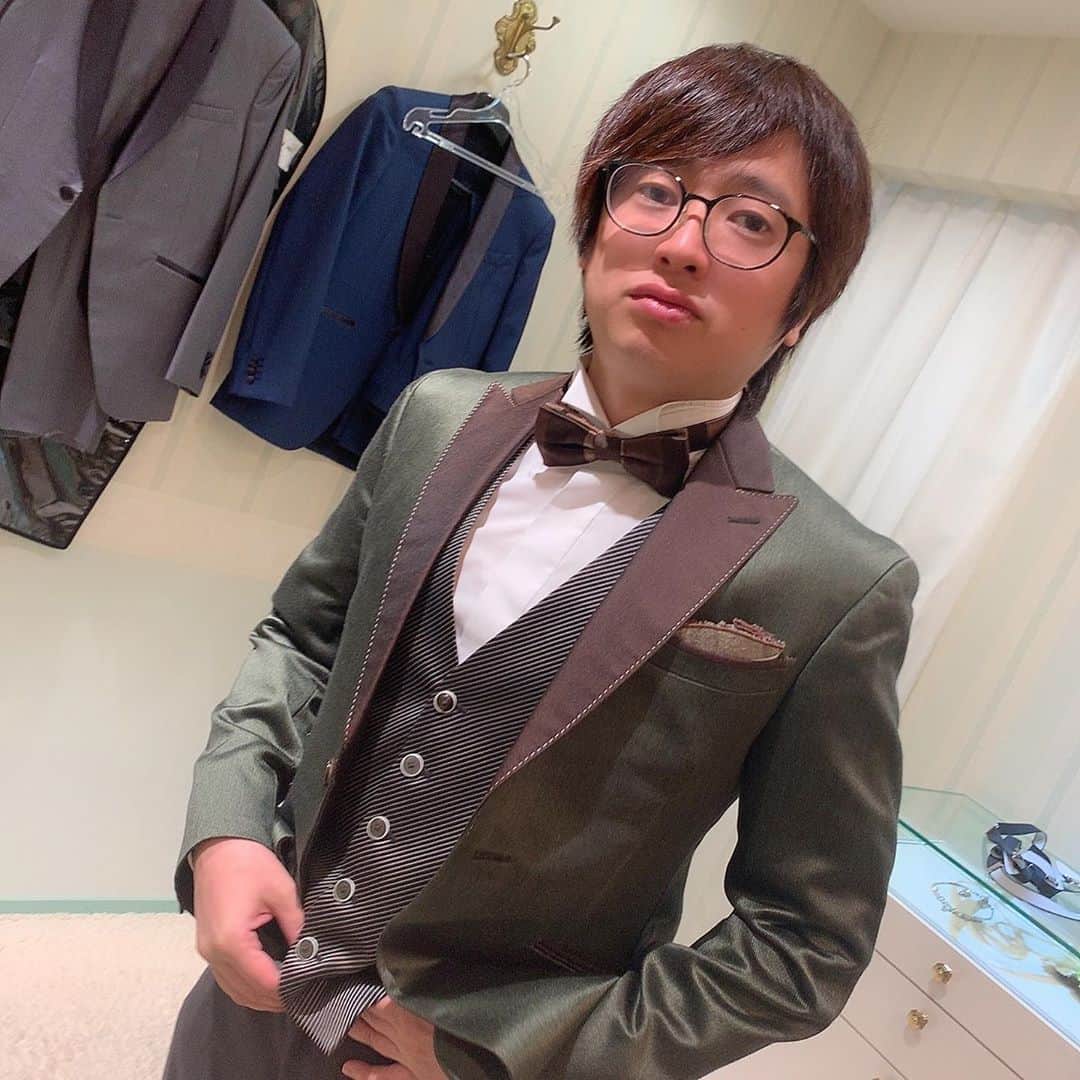 倉持由香のインスタグラム：「#tigdress タキシードも豊富！グリーンのタキシードとかもあるんですね〜。7cmインヒールのメンズ靴もあったので履かせることにしました☺️👍w  #tigドレス #ウエディング」