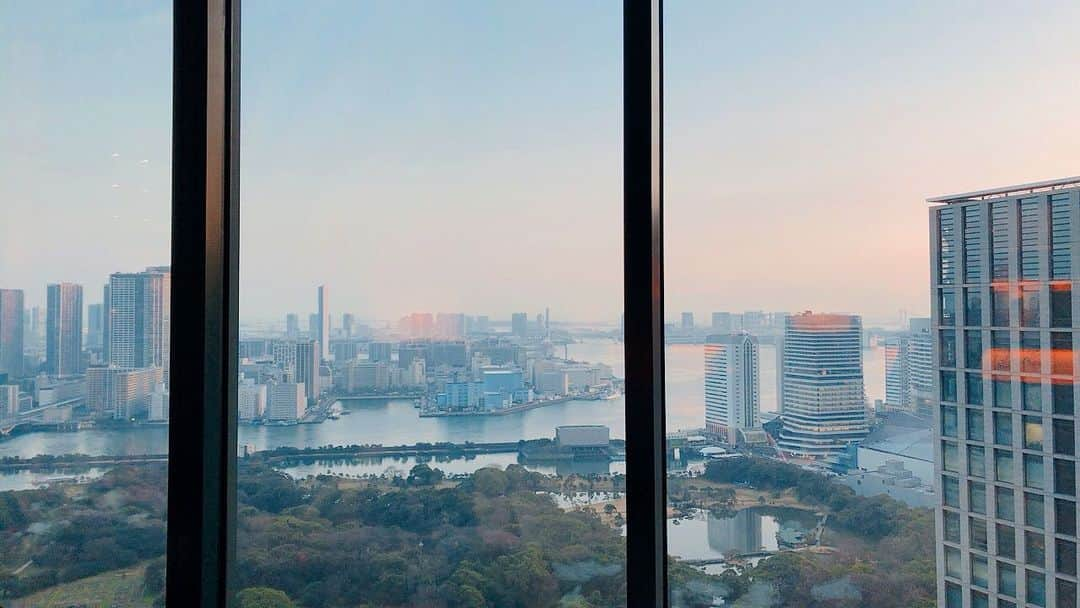 桜帆ゆかりさんのインスタグラム写真 - (桜帆ゆかりInstagram)「雨上がりって綺麗に晴れる気がする🌞✨ . . . 新たなご縁に感謝✨お話しを聞くたびにワクワクするような感覚はいつぶりだろう🤩 叶えるためにはまず、勉強！学びを深める！頑張るぞ🧘‍♀️✨💓 . . . . . #雨上がりの晴れが好き  #ワクワクすることが好き  #楽しいのも好き  #ご縁に感謝します」1月15日 17時40分 - chahoroo93