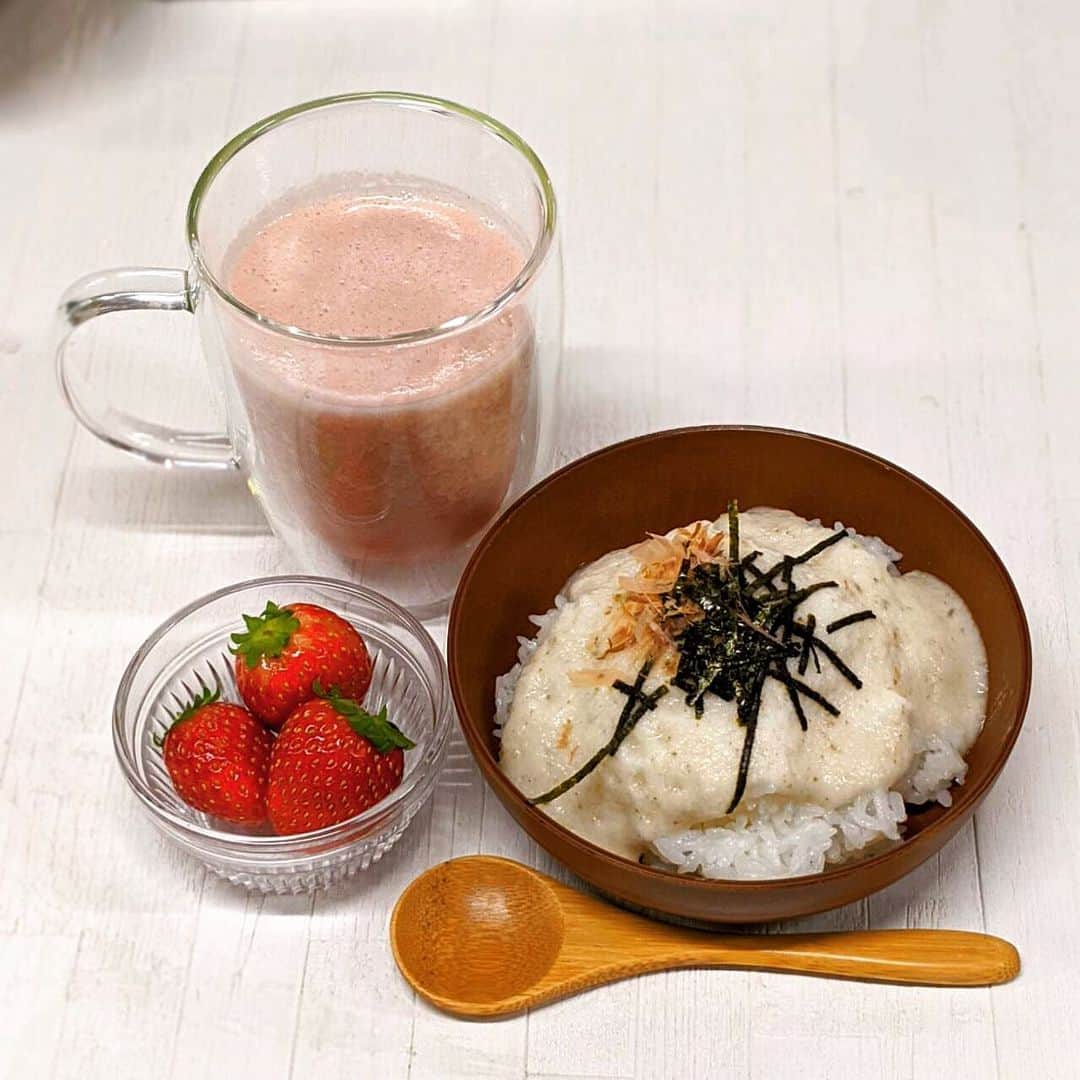 のインスタグラム：「【vitamix  A3500i】 本日は体に優しい甘酒と、とろろご飯です。 ※甘酒と苺のスムージー ※お出汁入りとろろご飯  どちらも、全ての材料を入れて一気に回すだけ！材料の分量はお好みで調整してください。  山芋や大根をすり下ろすのって、、かなり体力消耗しますよね😂vitamixを使い出してからはこのストレスが一気に無くなりましたよ！ 本当にとっても便利です☺️ @vitamix_japan  #vitamix#ミキサー#Ascent#アセント#スムージー#スムージーレシピ#スムージー生活#甘酒#いちご#苺#とろろご飯 #vitafood#健康#スーパーフード#調理家電#レシピ#vitamix_japan #entresquare @entresquare」